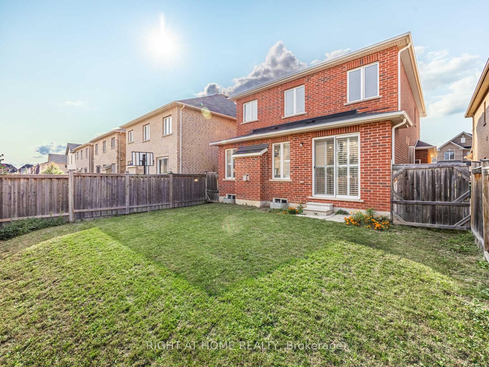 Photo 36 of 9 Lisson Crescent, Brampton, Credit Valley — HOMEH