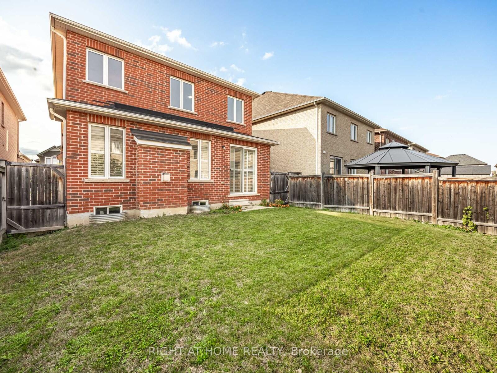 Photo 37 of 9 Lisson Crescent, Brampton, Credit Valley — HOMEH