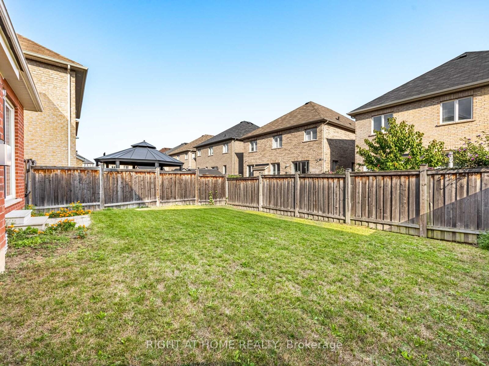 Photo 38 of 9 Lisson Crescent, Brampton, Credit Valley — HOMEH