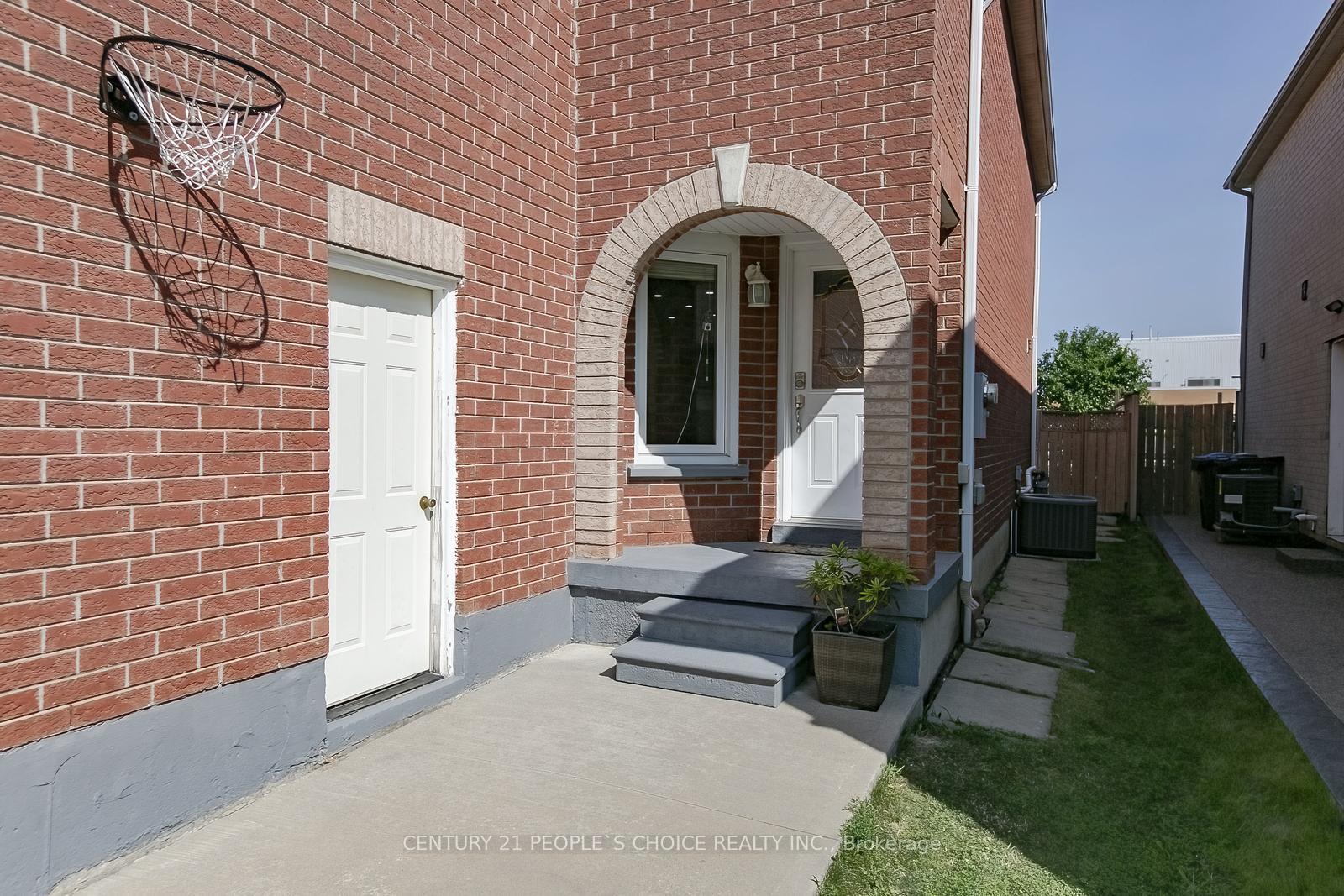 Photo 2 of 27 Caruso Drive, Brampton, Fletcher's West — HOMEH