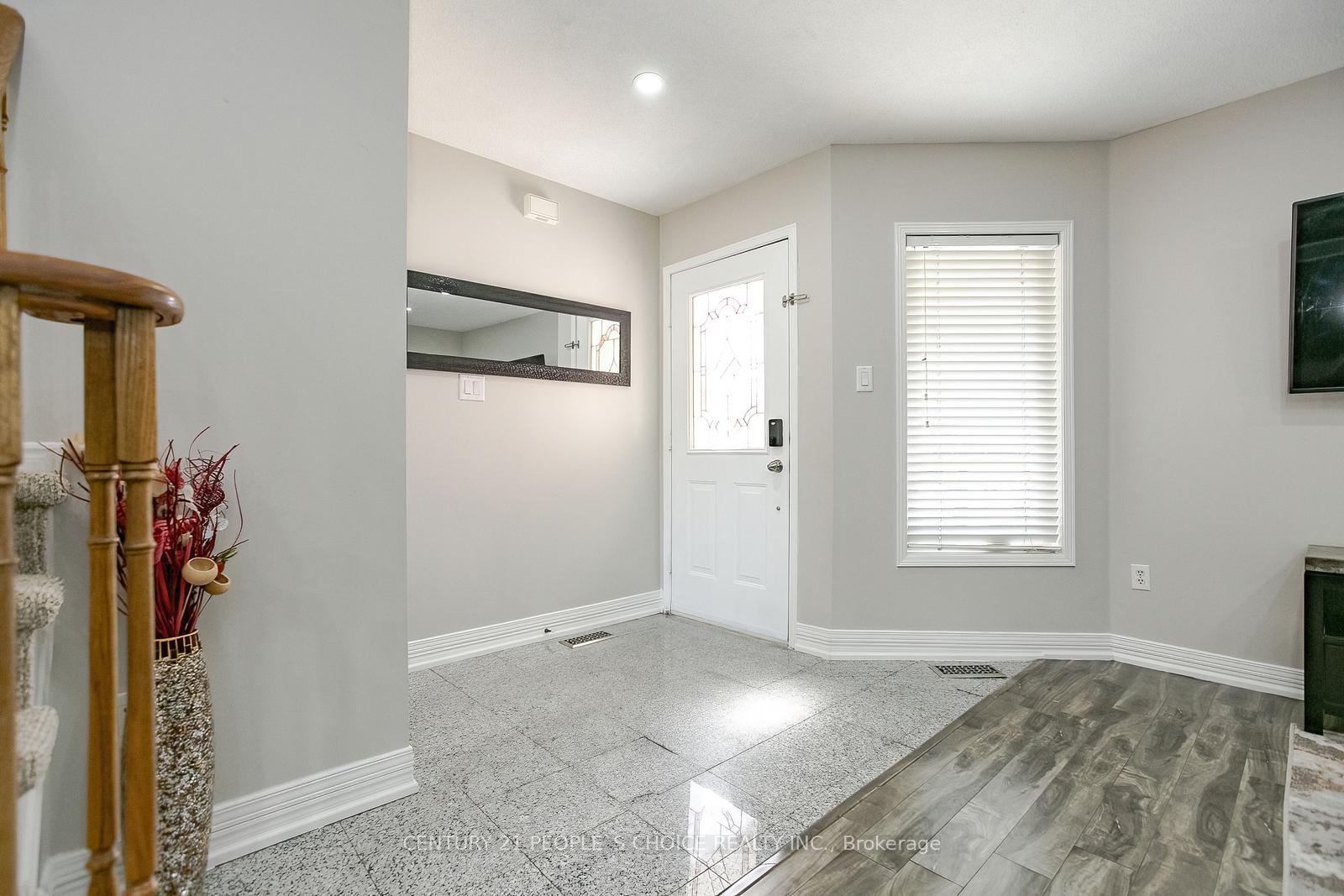 Photo 10 of 27 Caruso Drive, Brampton, Fletcher's West — HOMEH
