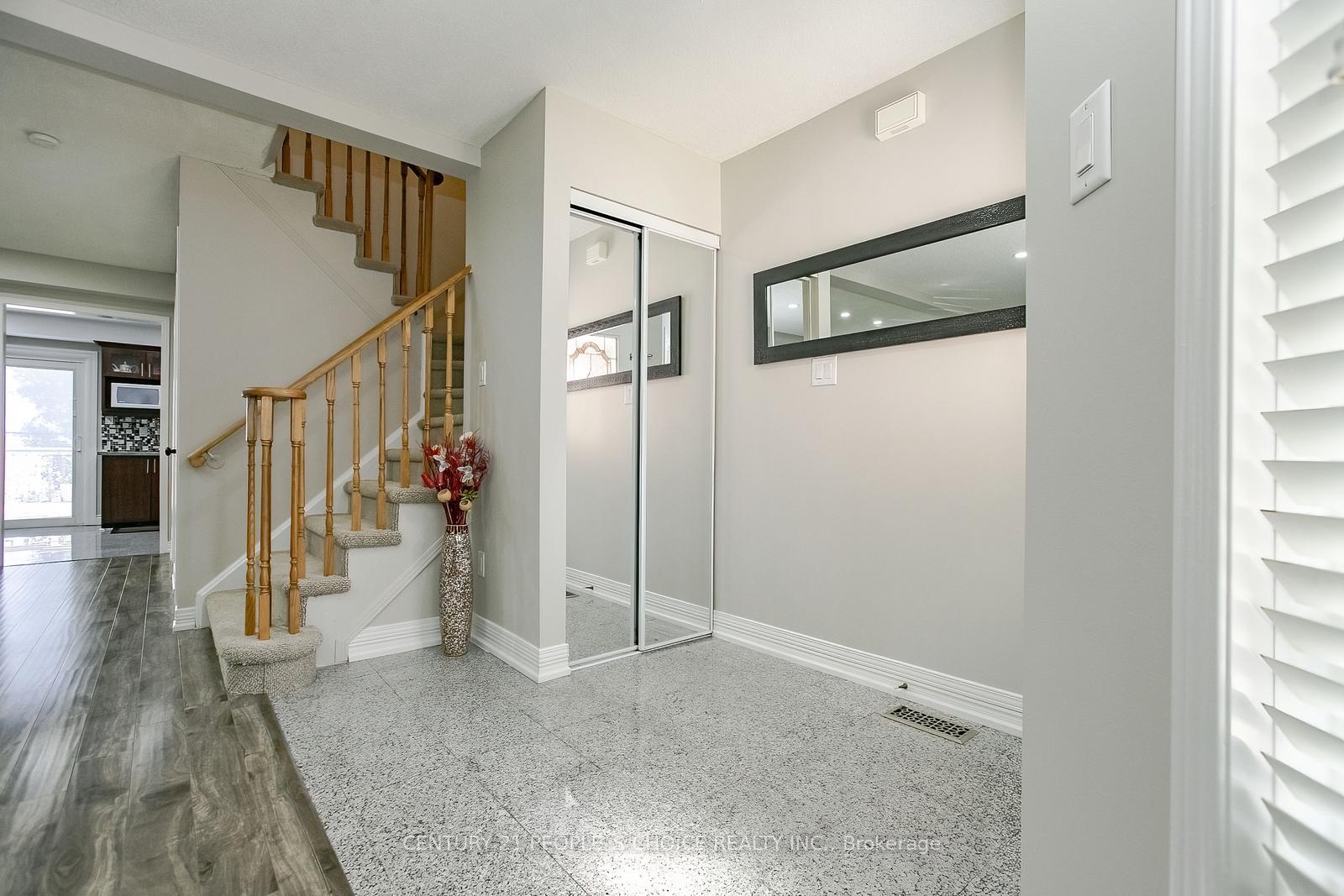 Photo 3 of 27 Caruso Drive, Brampton, Fletcher's West — HOMEH