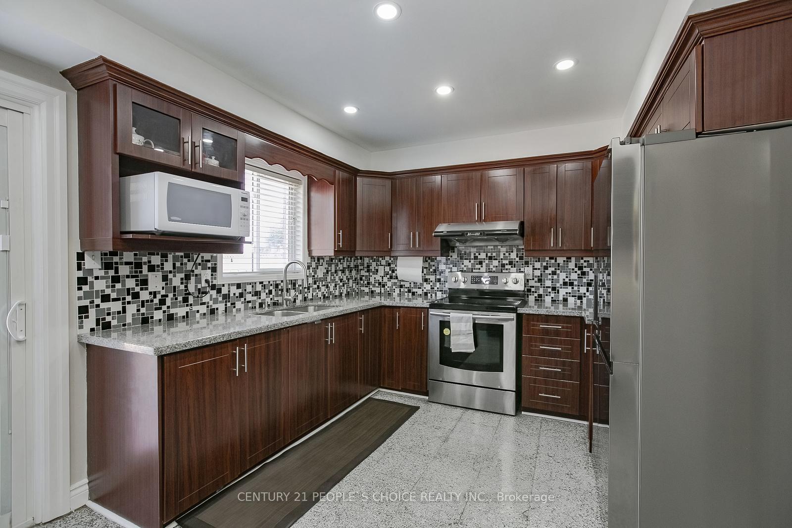 Photo 12 of 27 Caruso Drive, Brampton, Fletcher's West — HOMEH