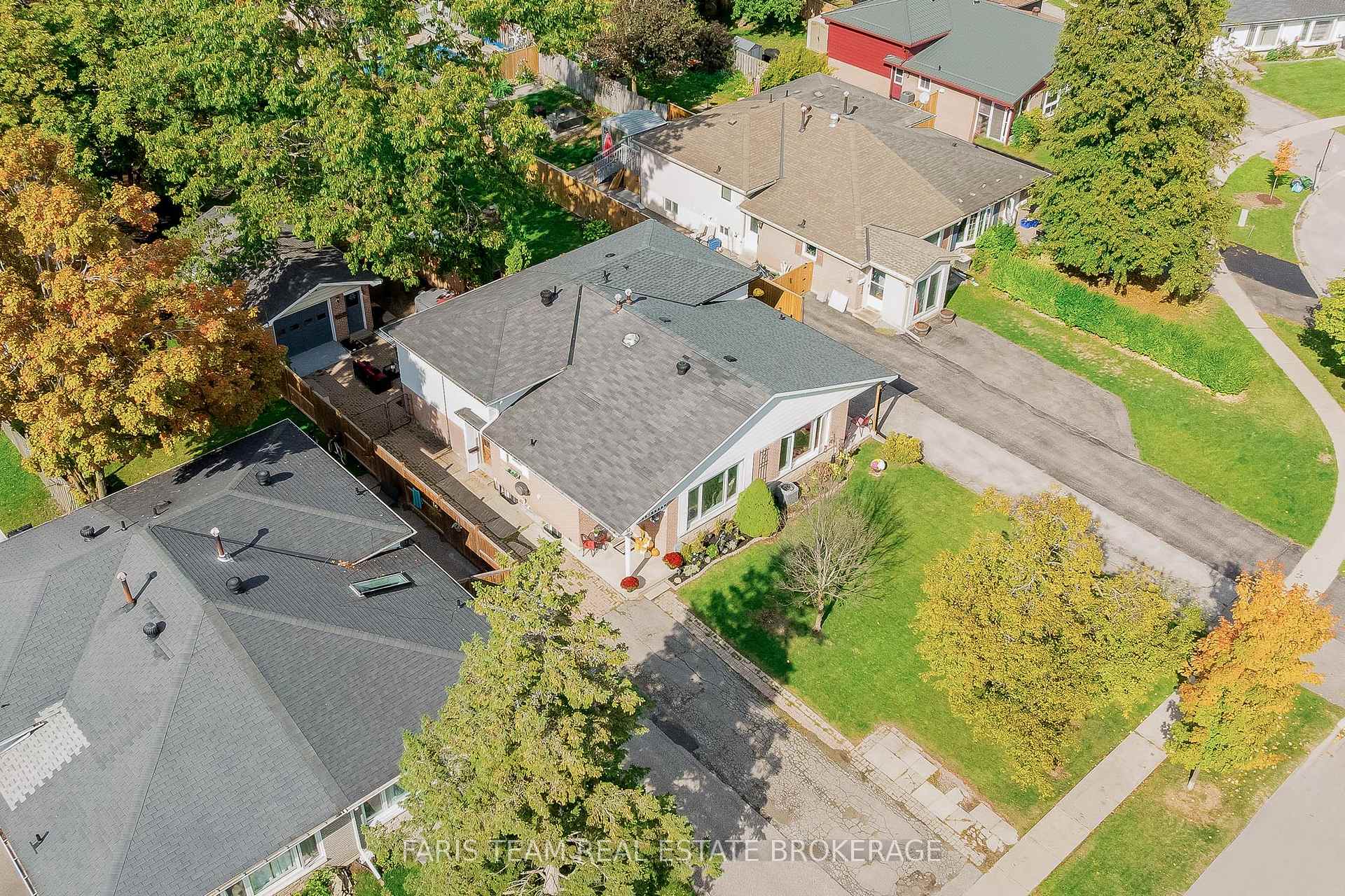 Photo 3 of 32 Burbank Place, Barrie, Wellington — HOMEH