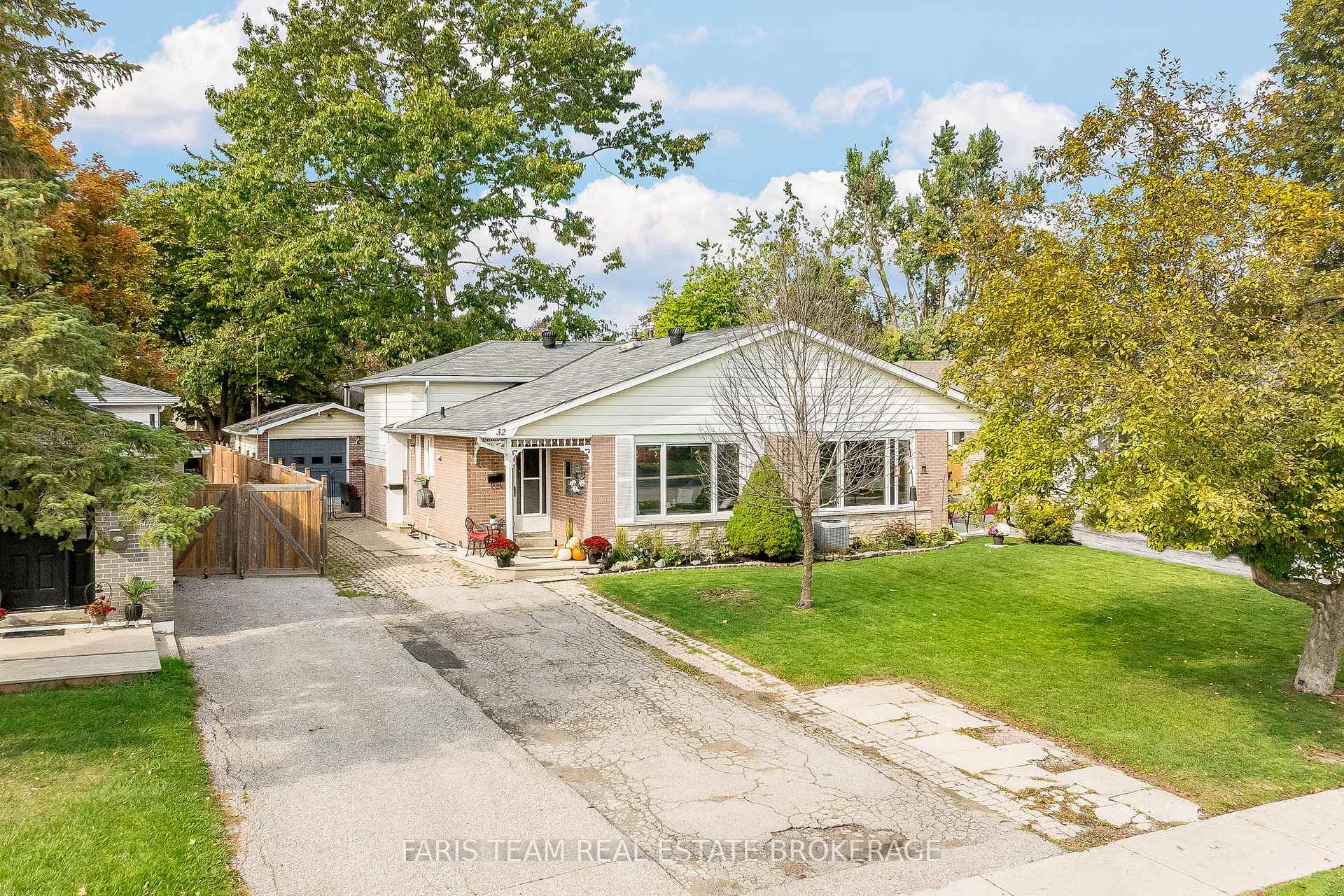 Photo 2 of 32 Burbank Place, Barrie, Wellington — HOMEH