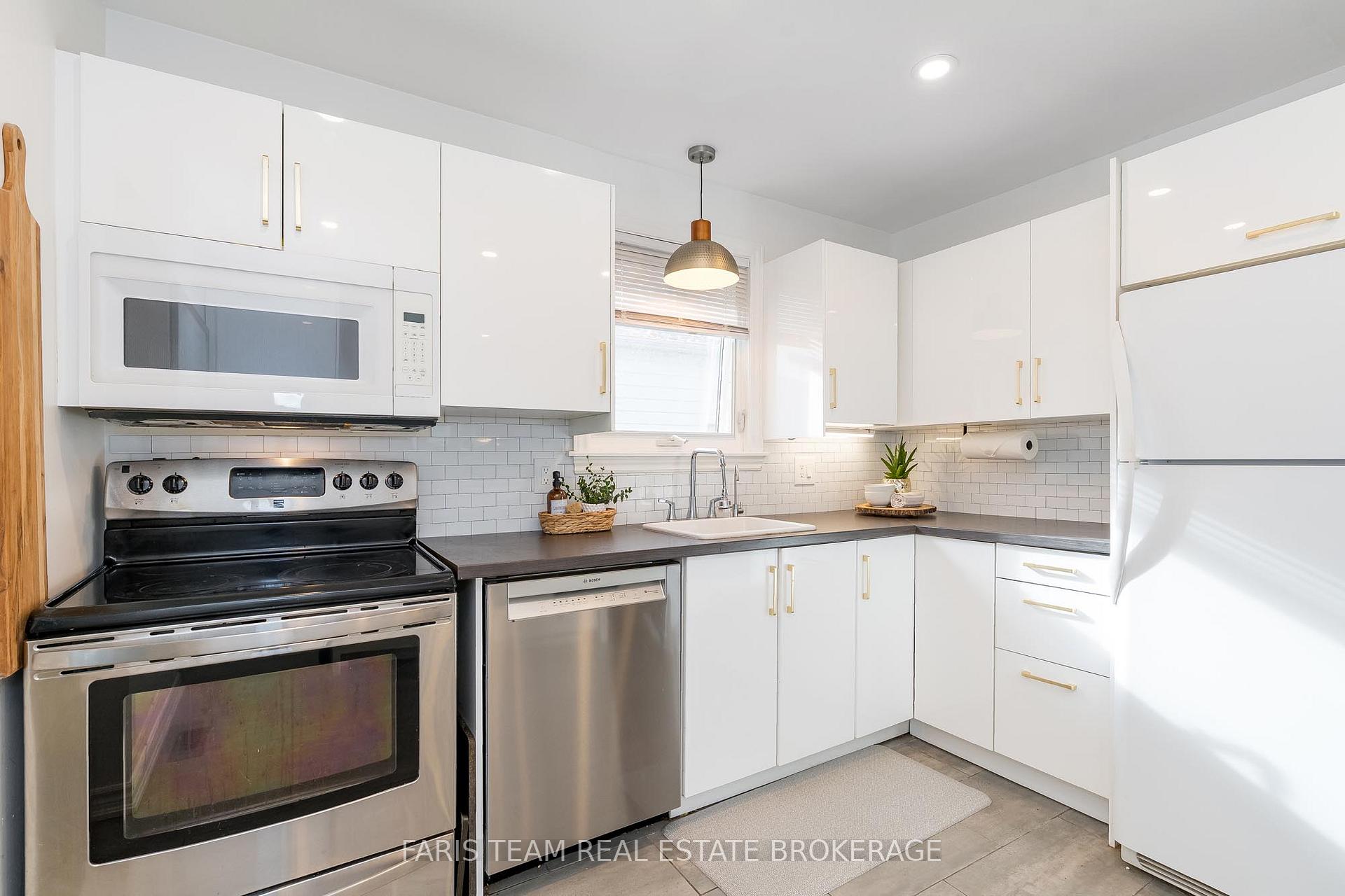 Photo 8 of 32 Burbank Place, Barrie, Wellington — HOMEH