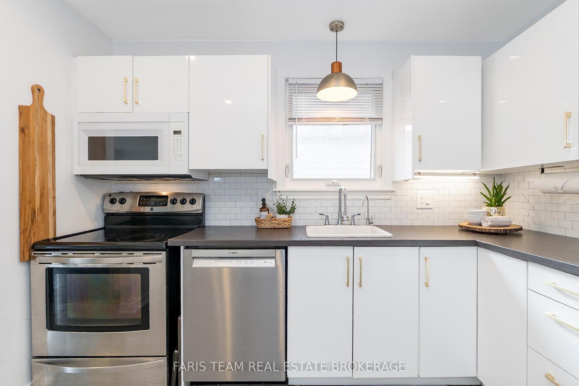 Photo 10 of 32 Burbank Place, Barrie, Wellington — HOMEH