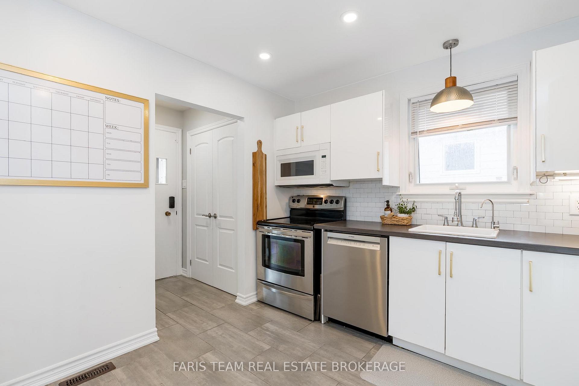 Photo 9 of 32 Burbank Place, Barrie, Wellington — HOMEH