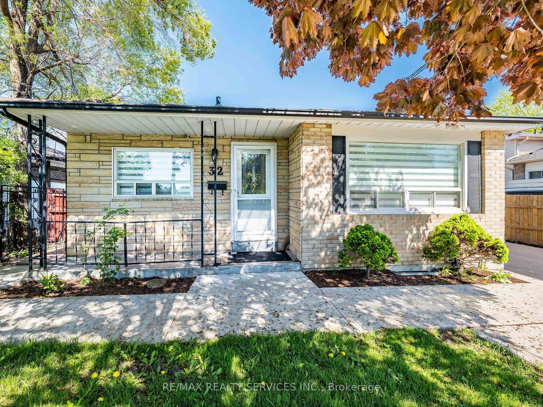 Front of 32 Madoc Drive