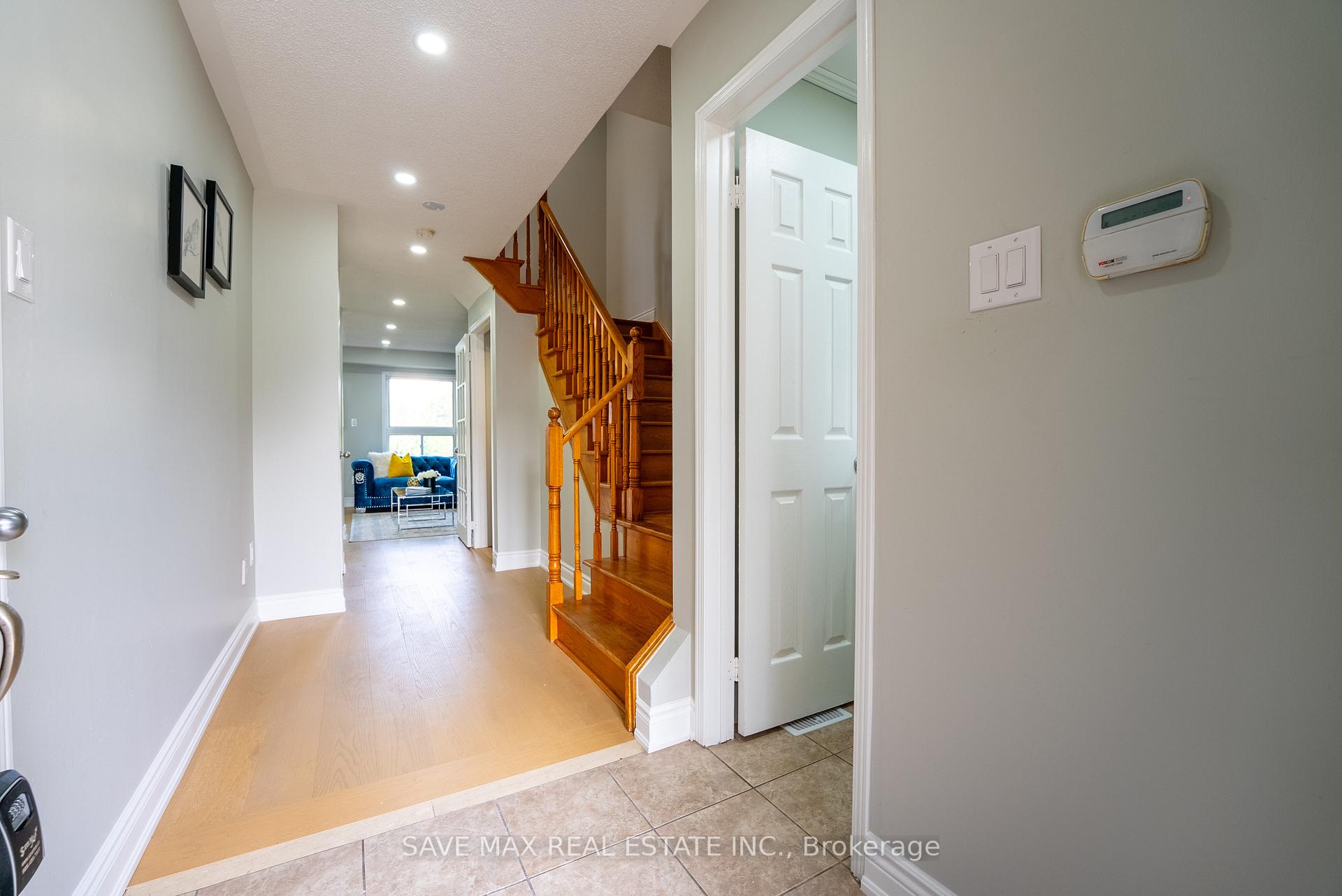 Photo 3 of 33 Heathwood Drive, Brampton, Fletcher's Meadow — HOMEH