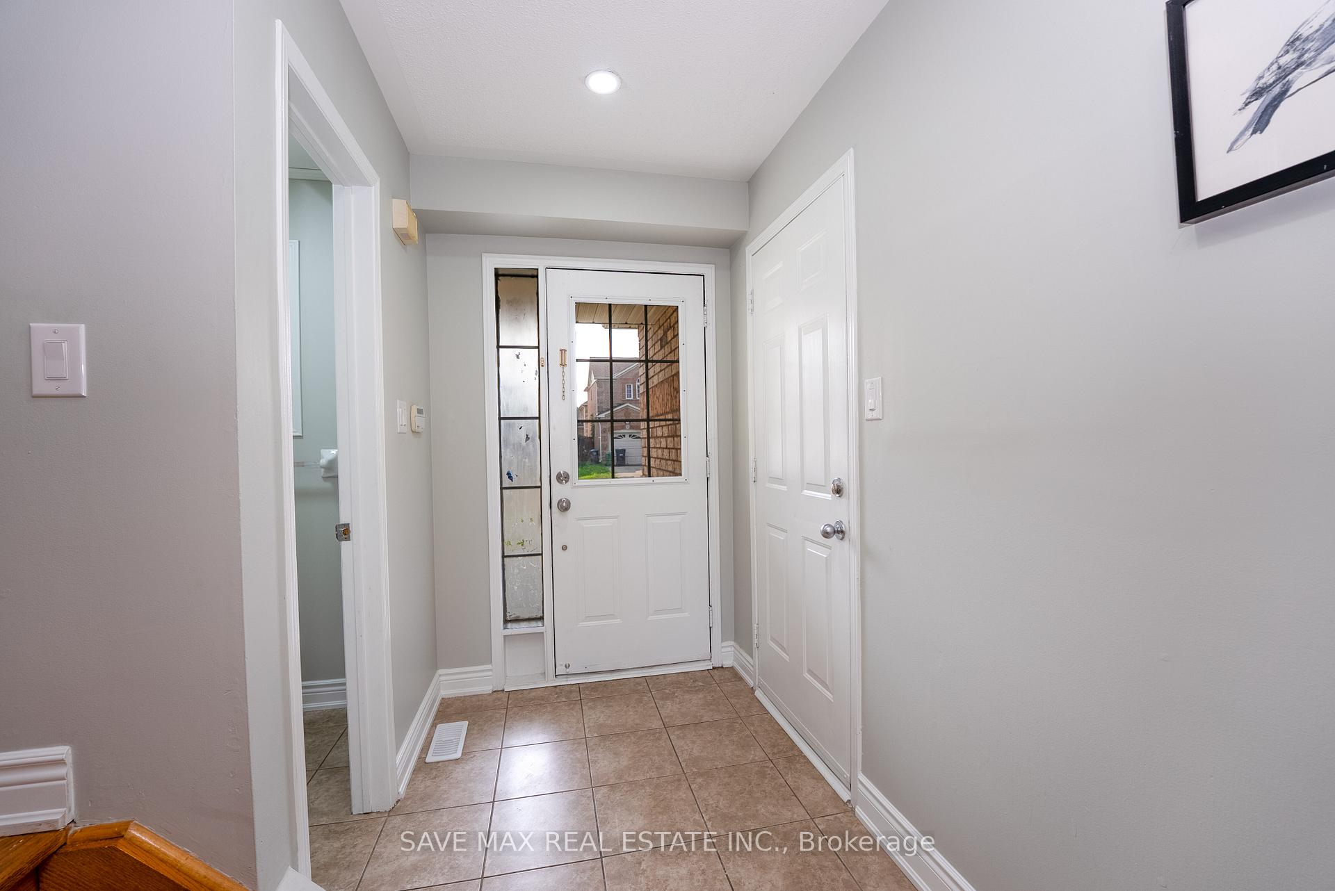 Photo 4 of 33 Heathwood Drive, Brampton, Fletcher's Meadow — HOMEH