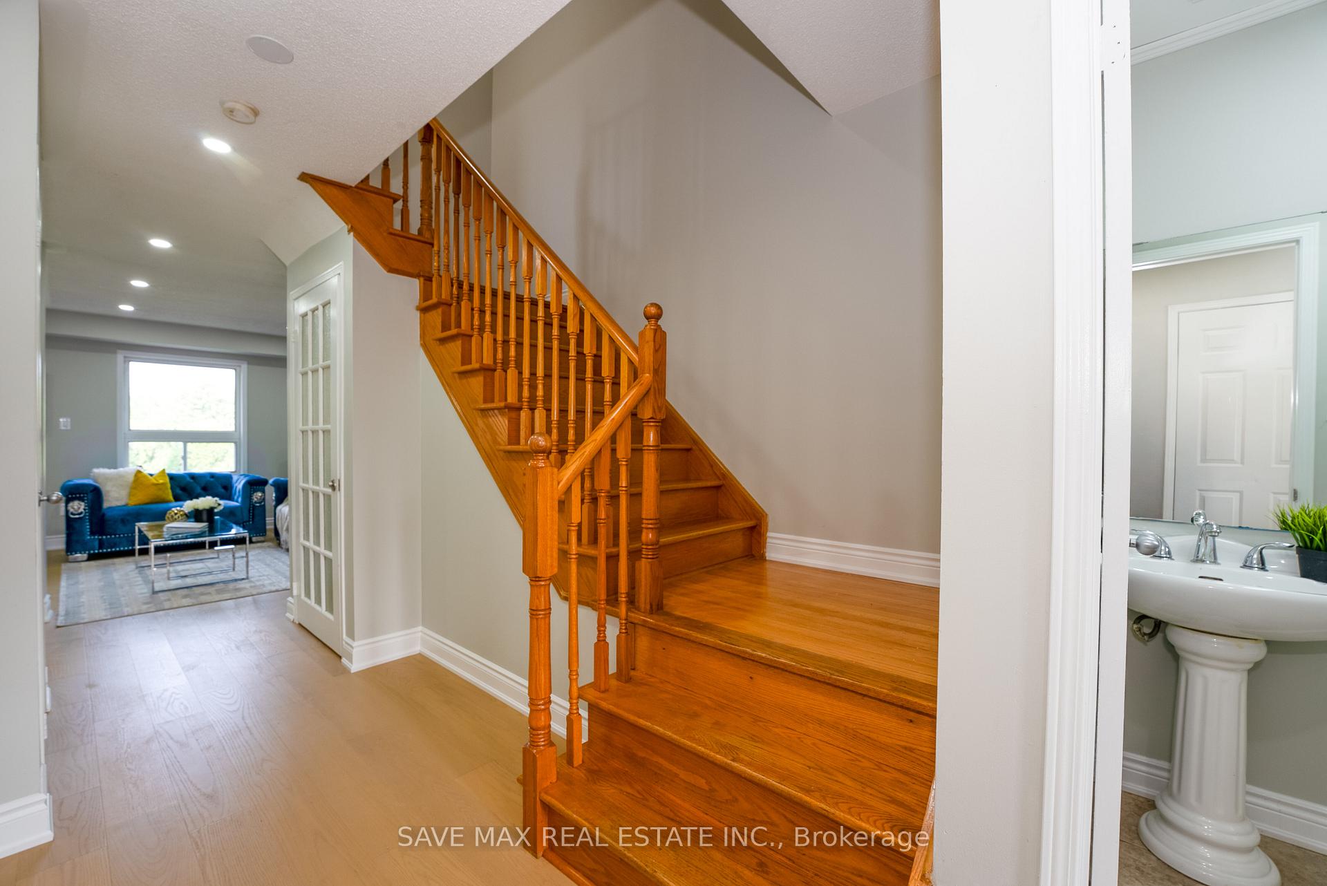 Photo 13 of 33 Heathwood Drive, Brampton, Fletcher's Meadow — HOMEH