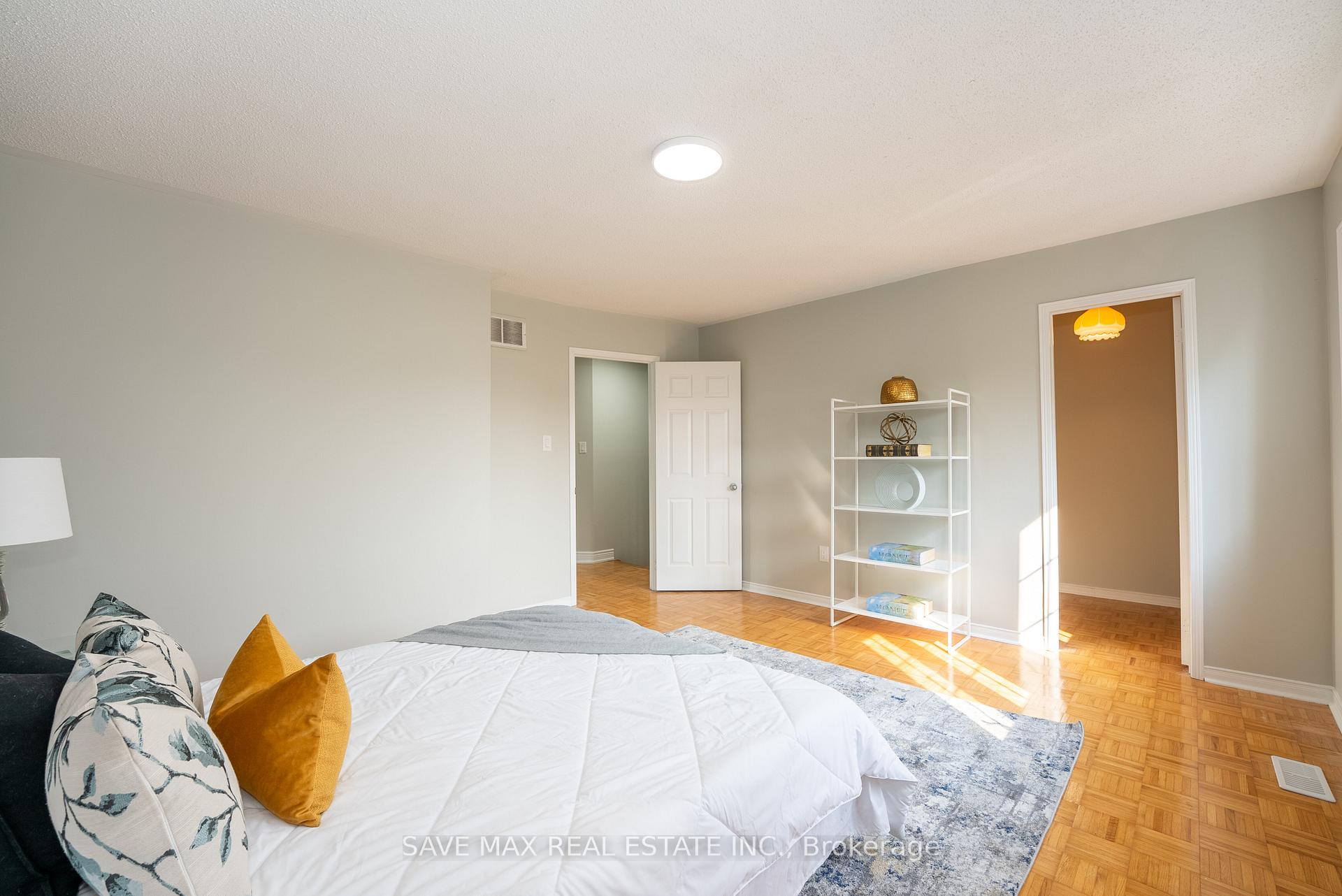 Photo 17 of 33 Heathwood Drive, Brampton, Fletcher's Meadow — HOMEH
