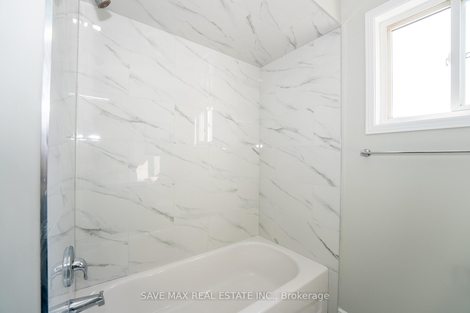Photo 24 of 33 Heathwood Drive, Brampton, Fletcher's Meadow — HOMEH