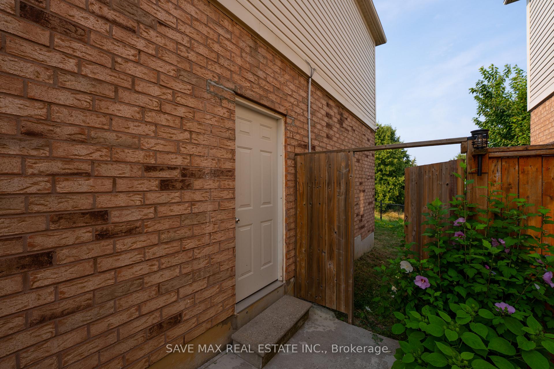 Photo 40 of 33 Heathwood Drive, Brampton, Fletcher's Meadow — HOMEH