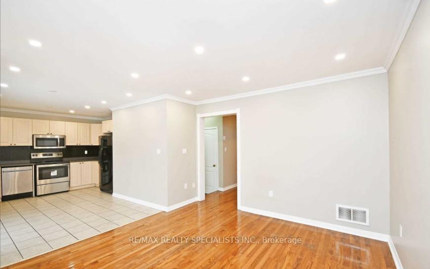 Photo 14 of Unit MAIN & 2ND FLOOR, 8 Leagate Street, Brampton, Fletcher's Meadow — HOMEH