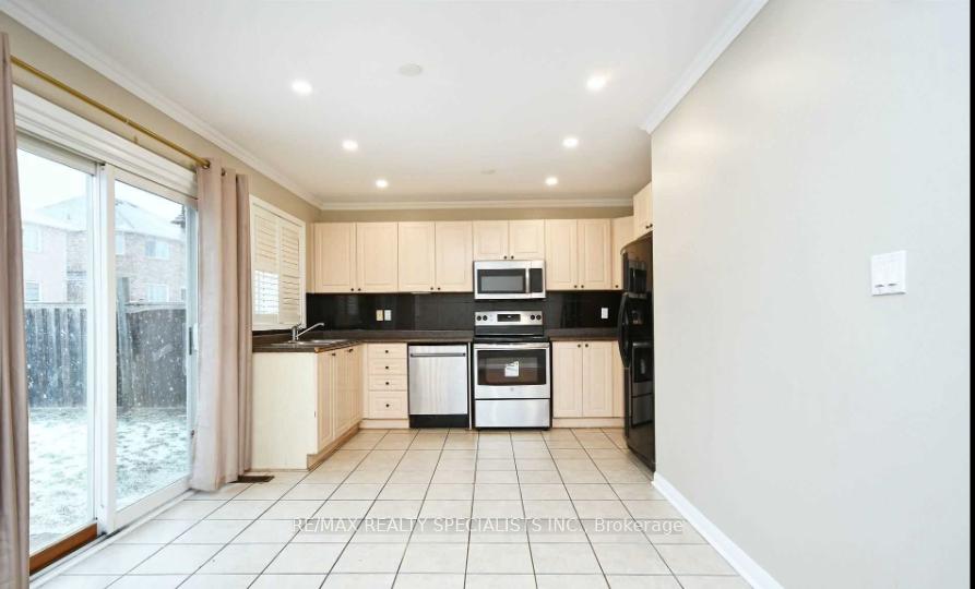 Photo 15 of Unit MAIN & 2ND FLOOR, 8 Leagate Street, Brampton, Fletcher's Meadow — HOMEH