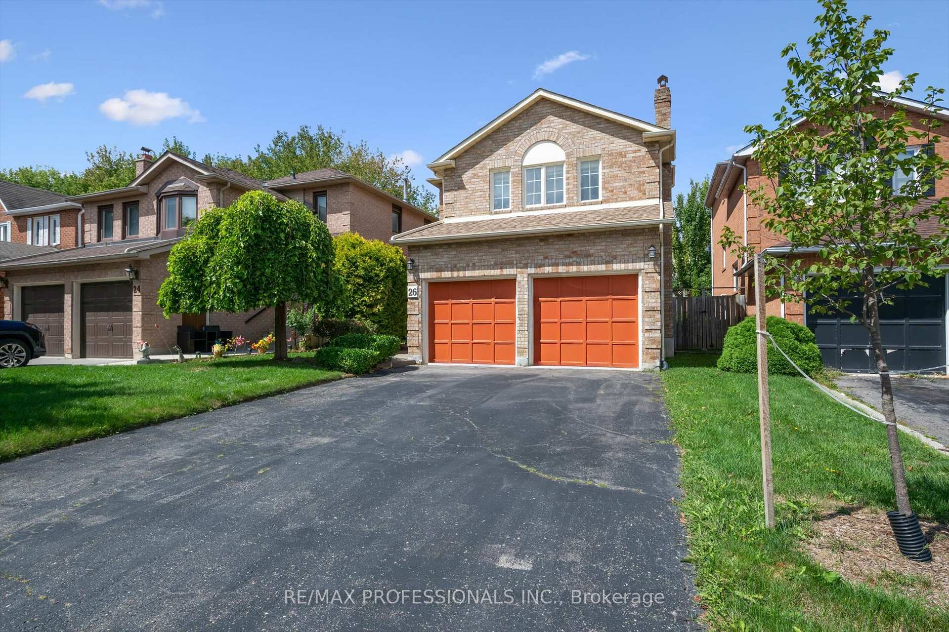 Photo 2 of 26 Killarney Court, Brampton, Heart Lake East — HOMEH