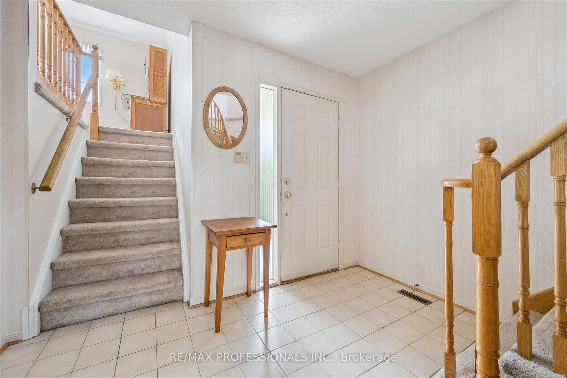 Photo 3 of 26 Killarney Court, Brampton, Heart Lake East — HOMEH