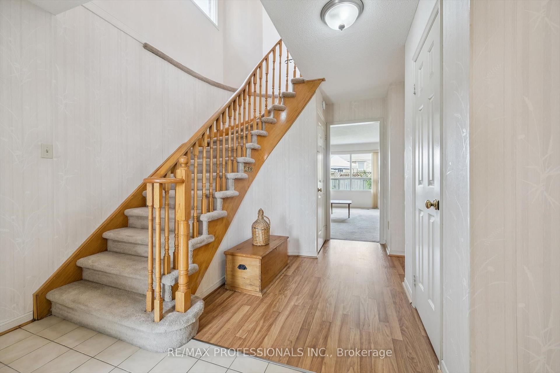 Photo 4 of 26 Killarney Court, Brampton, Heart Lake East — HOMEH
