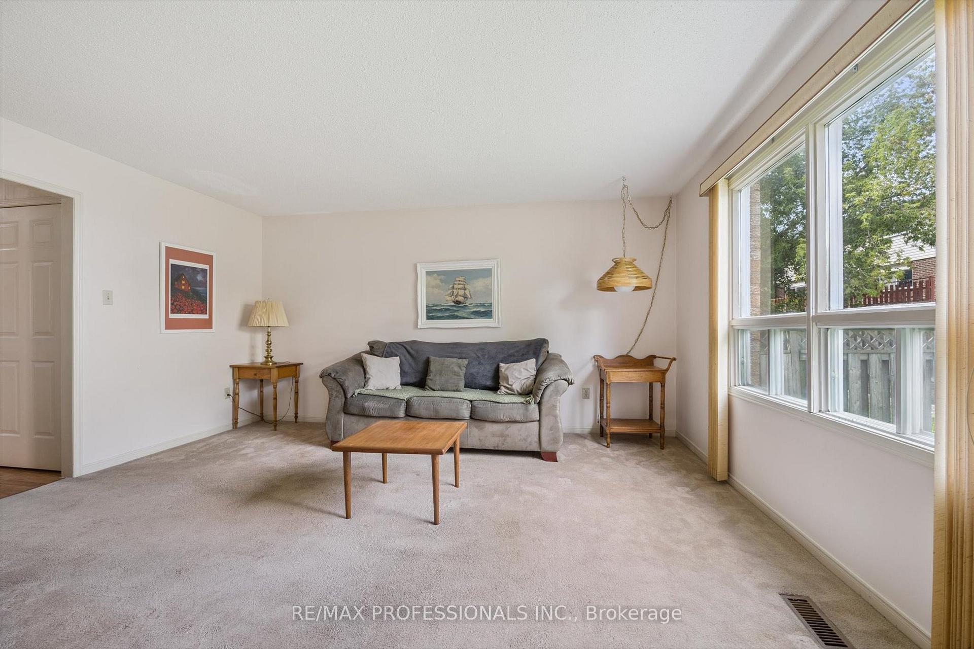 Photo 6 of 26 Killarney Court, Brampton, Heart Lake East — HOMEH