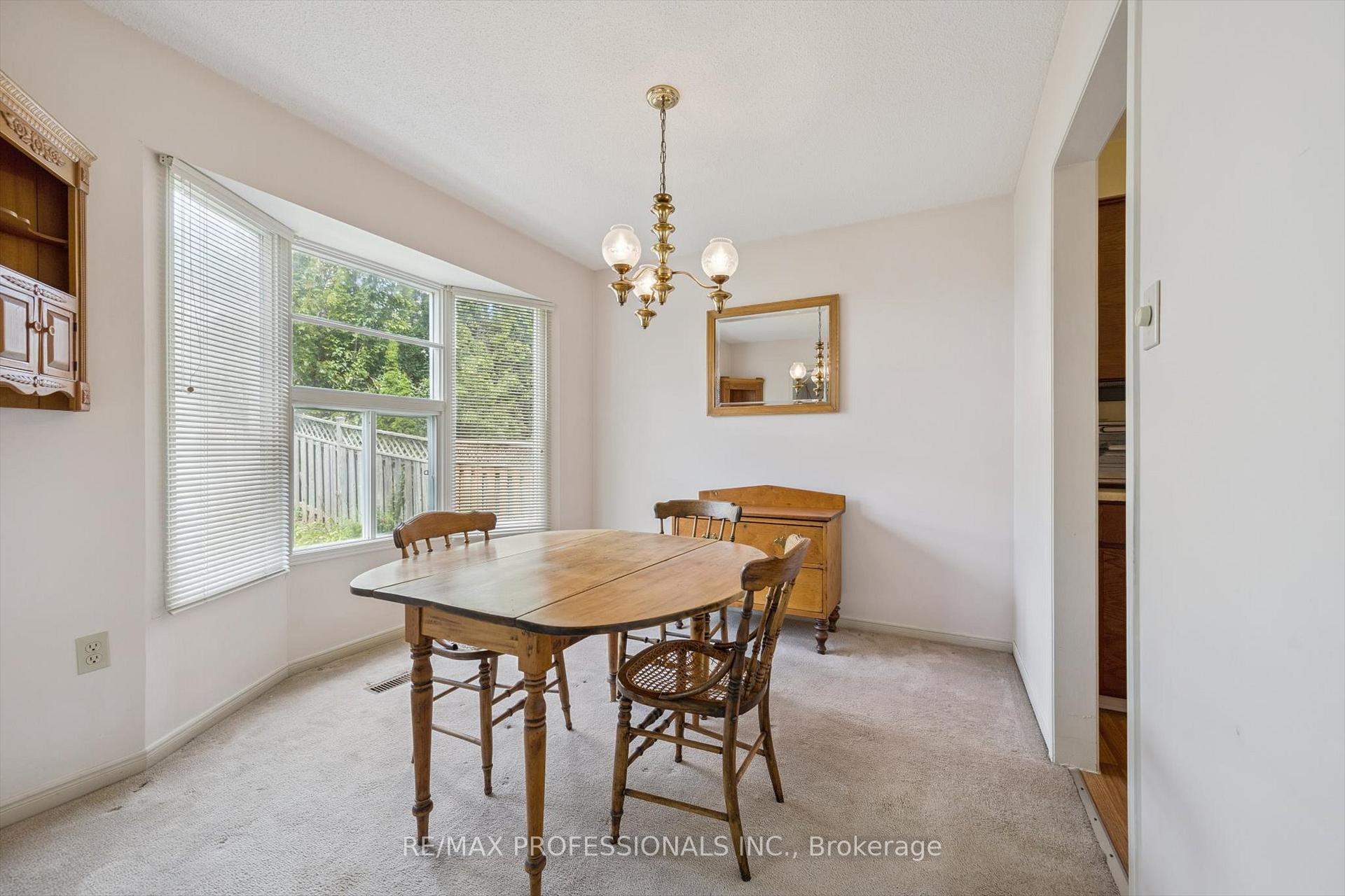 Photo 8 of 26 Killarney Court, Brampton, Heart Lake East — HOMEH