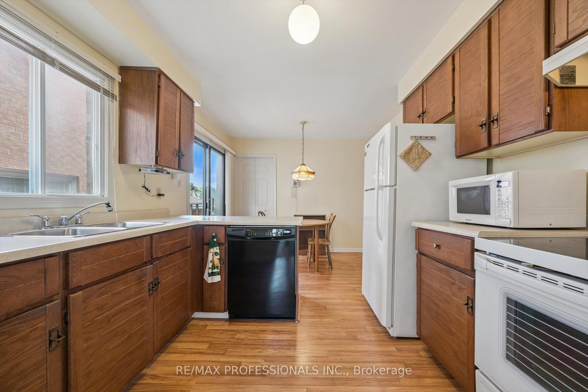 Photo 10 of 26 Killarney Court, Brampton, Heart Lake East — HOMEH