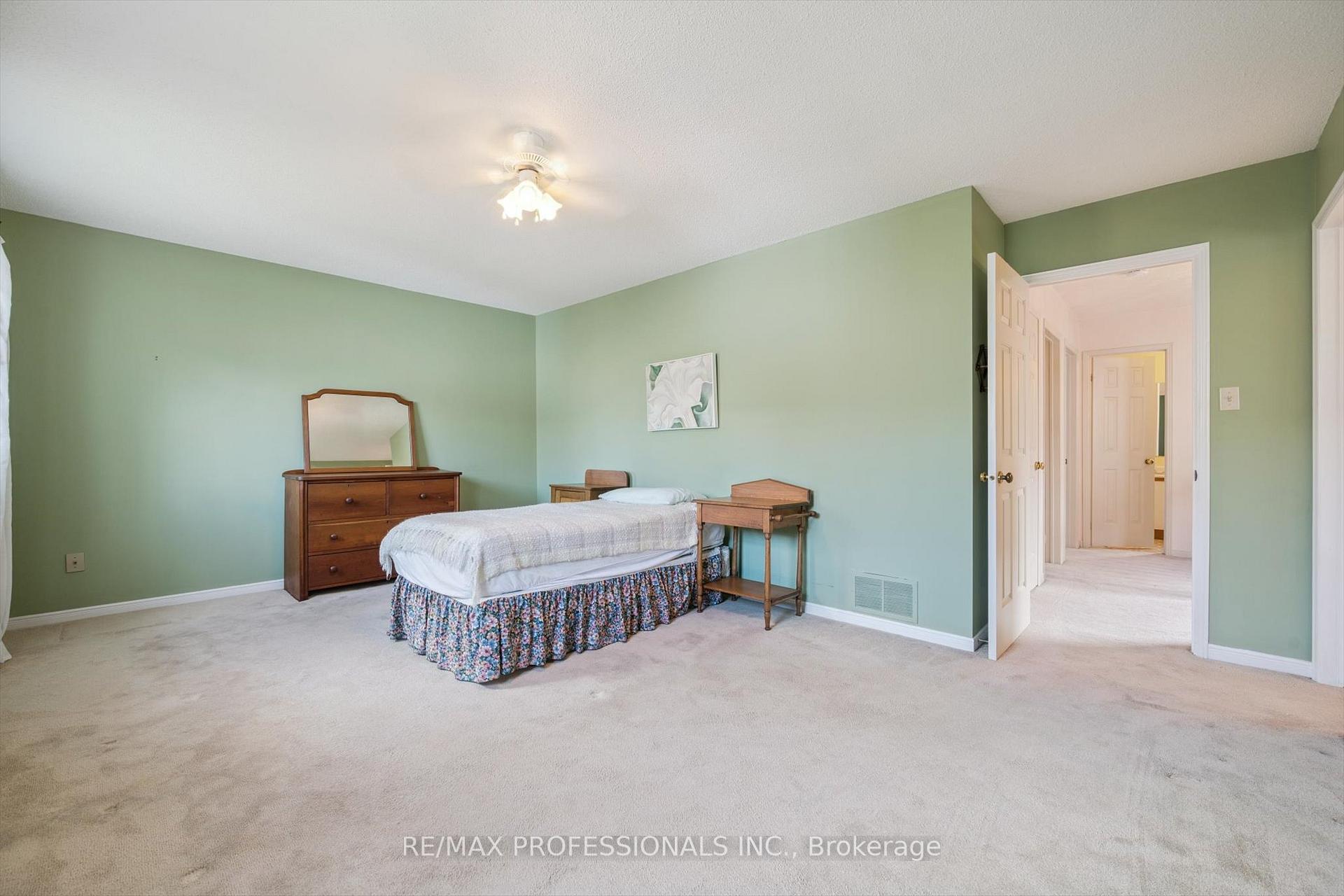 Photo 20 of 26 Killarney Court, Brampton, Heart Lake East — HOMEH