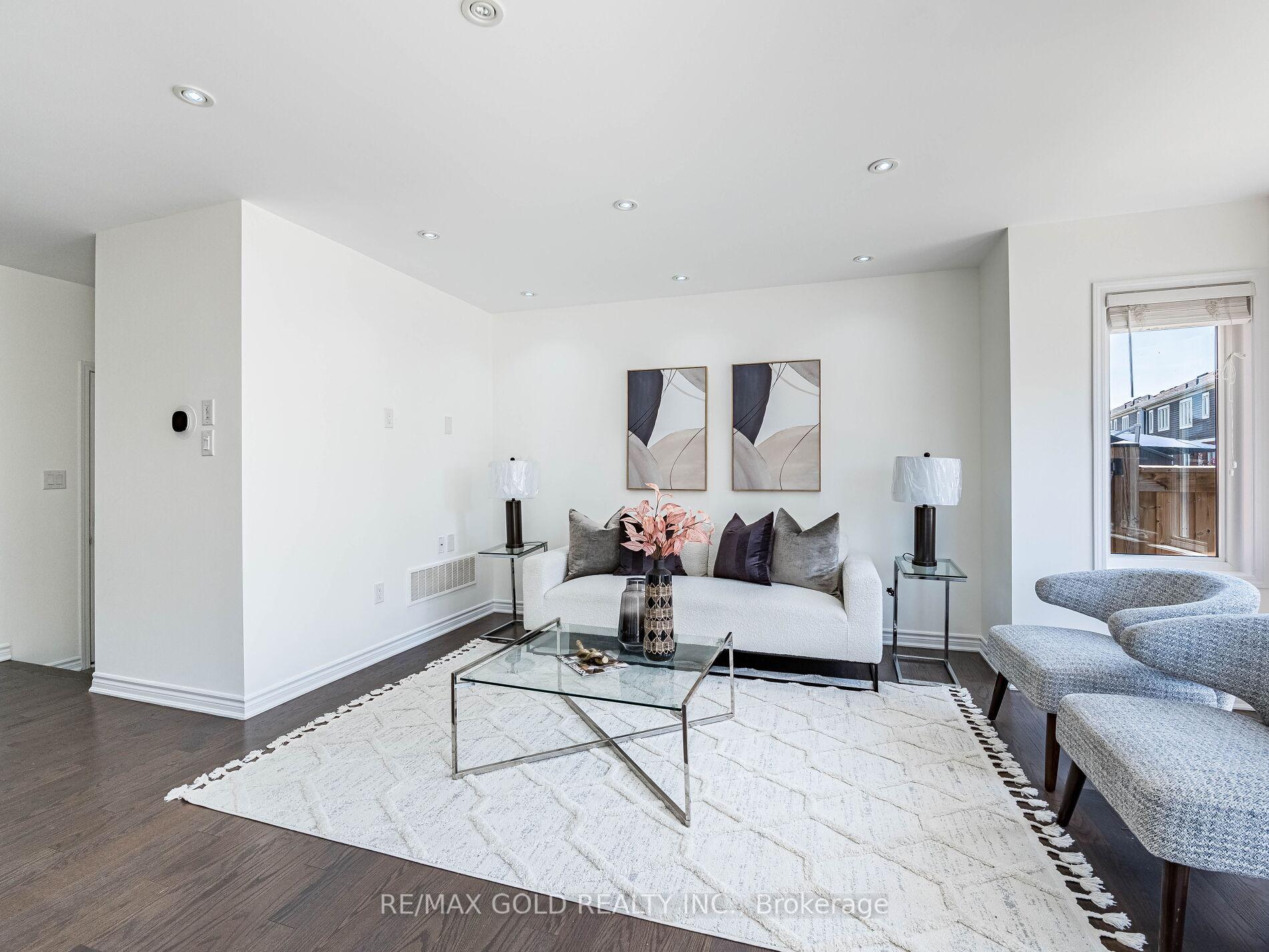 Photo 4 of 104 Thornbush Boulevard, Brampton, Northwest Brampton — HOMEH