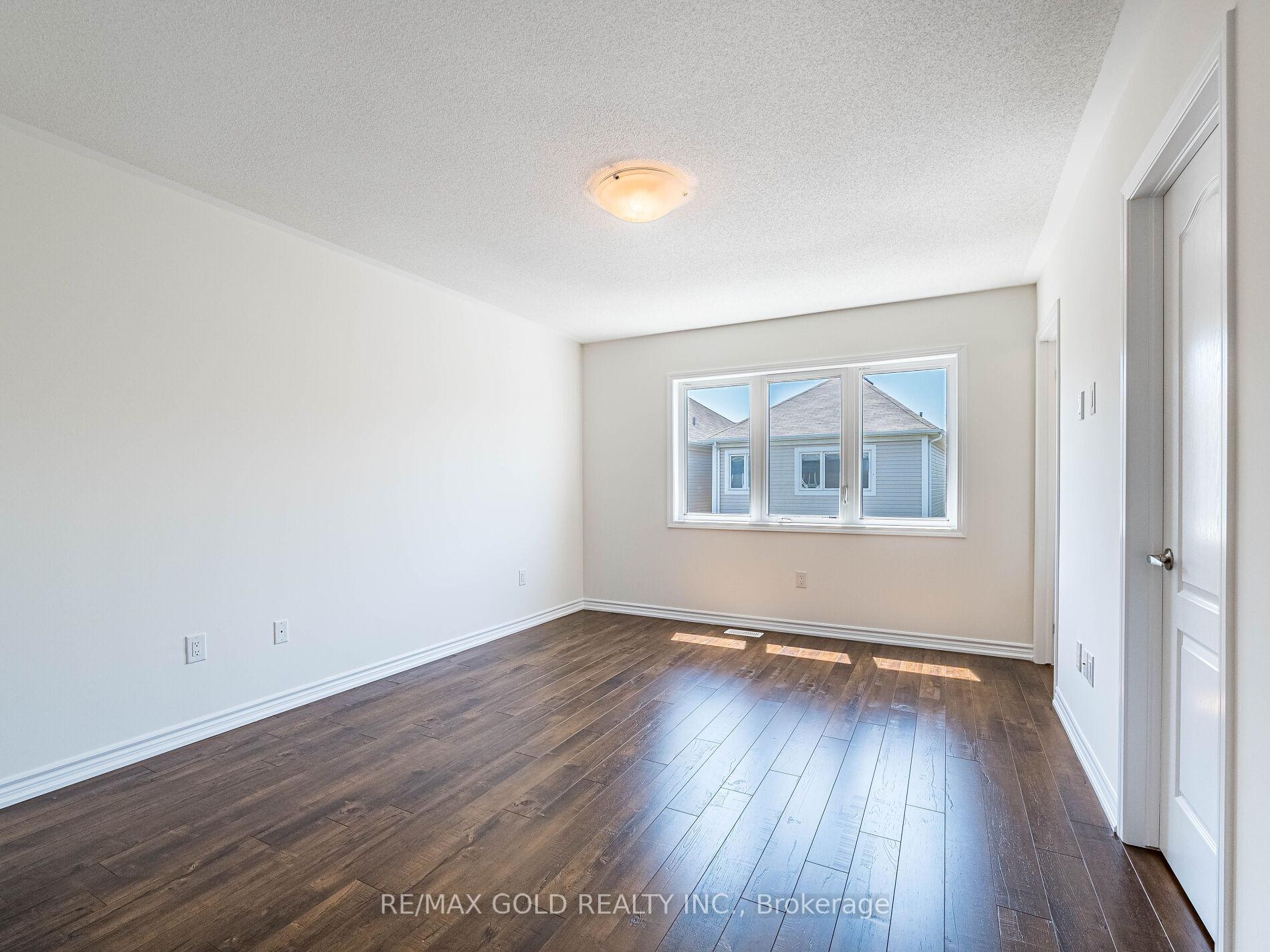 Photo 5 of 104 Thornbush Boulevard, Brampton, Northwest Brampton — HOMEH