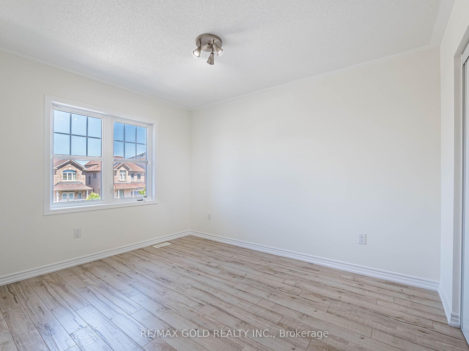 Photo 21 of 104 Thornbush Boulevard, Brampton, Northwest Brampton — HOMEH