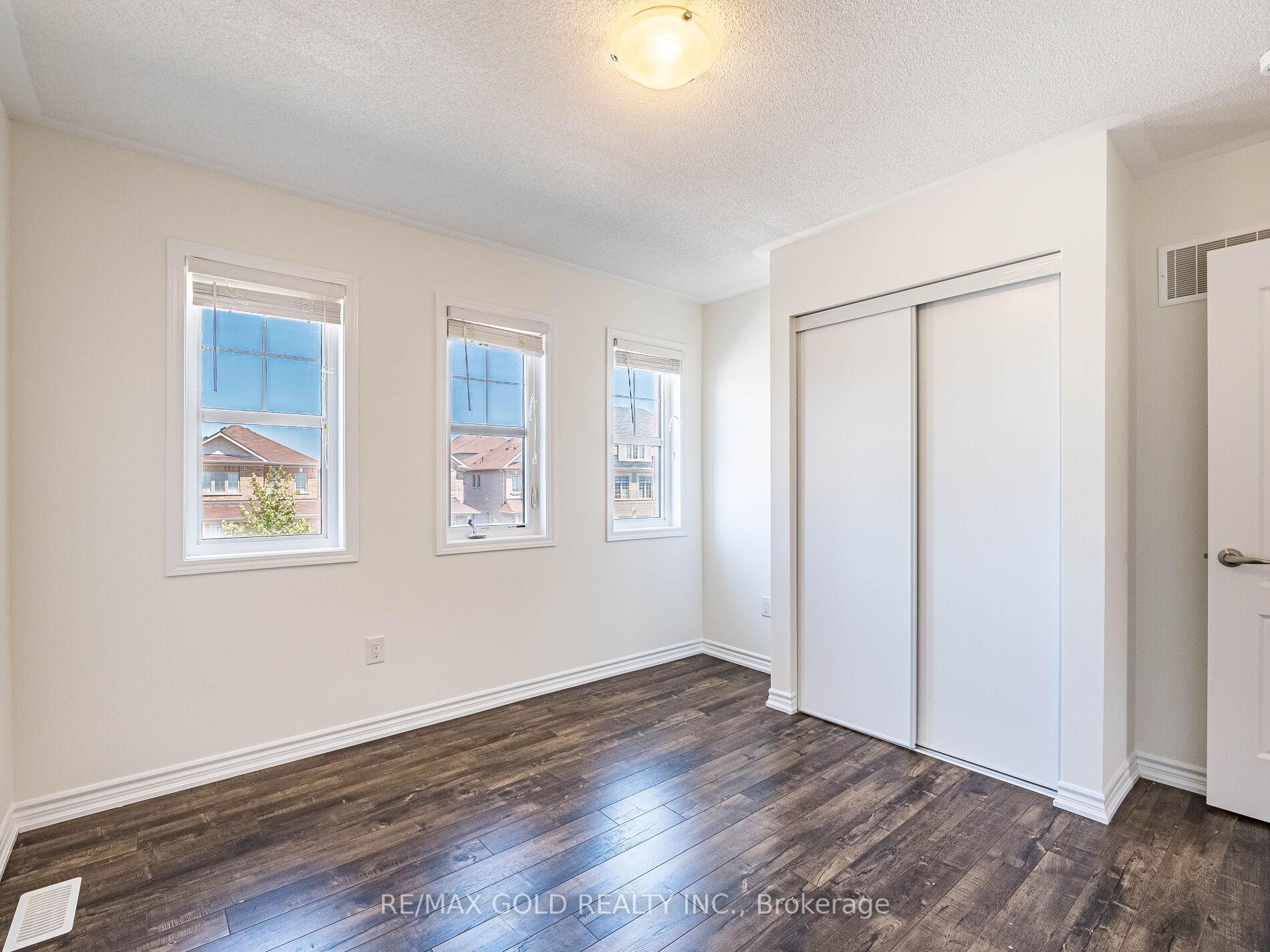 Photo 10 of 104 Thornbush Boulevard, Brampton, Northwest Brampton — HOMEH
