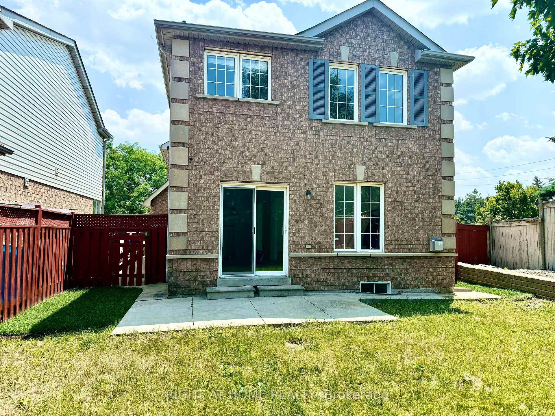 Photo 2 of 32 Hocken Court, Brampton, Sandringham-Wellington — HOMEH