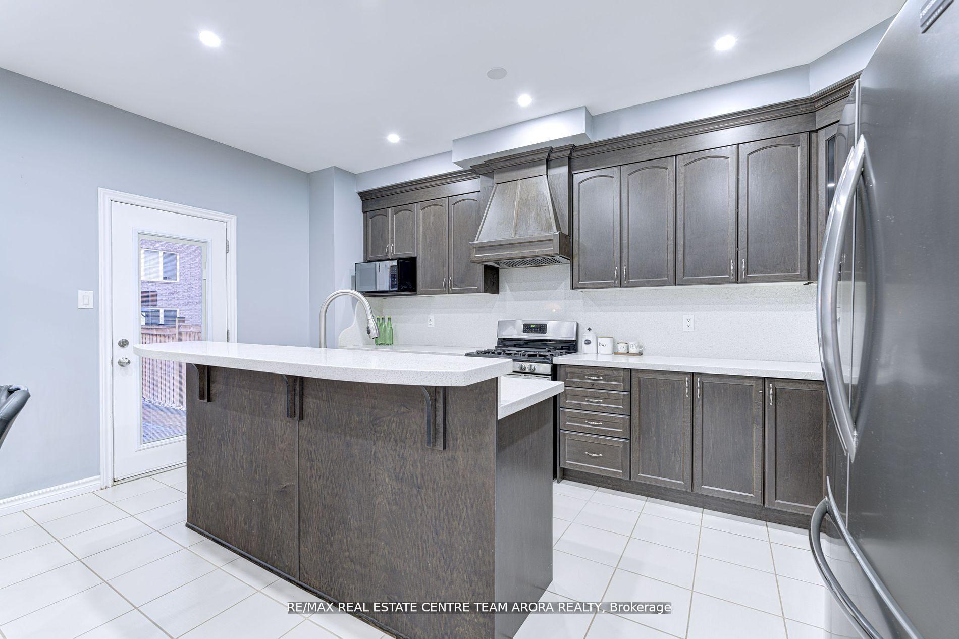 Photo 11 of 27 Monkton Circle, Brampton, Credit Valley — HOMEH