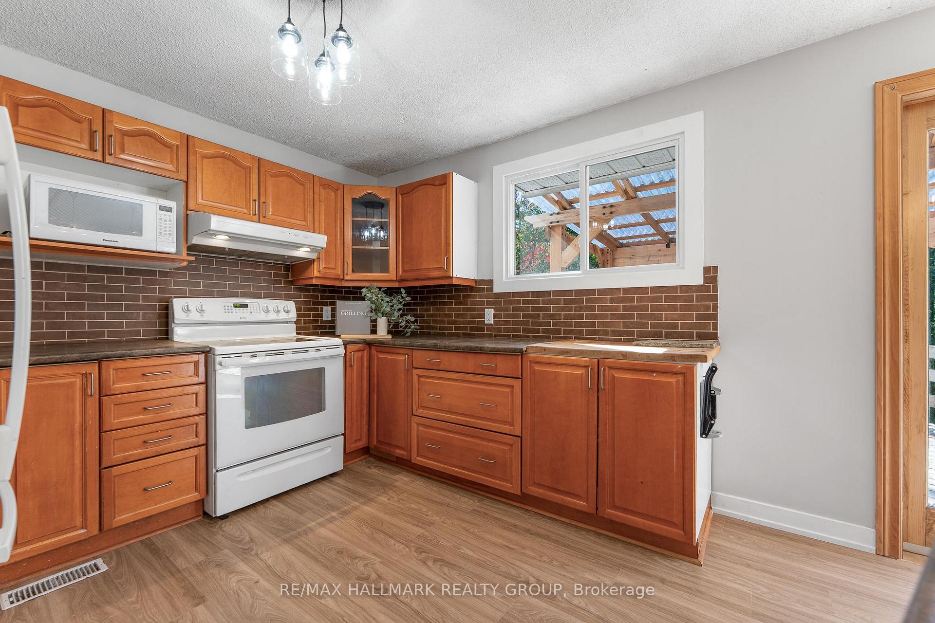 Photo 7 of 3960 Farmers Way, Ottawa, Carlsbad Springs — HOMEH