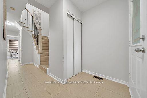 Photo 3 of 33 Kitto Court, Brampton, Fletcher's West — HOMEH