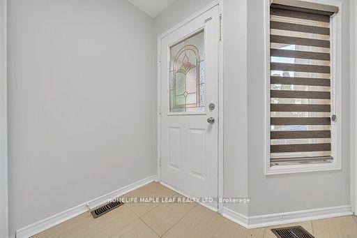 Photo 4 of 33 Kitto Court, Brampton, Fletcher's West — HOMEH