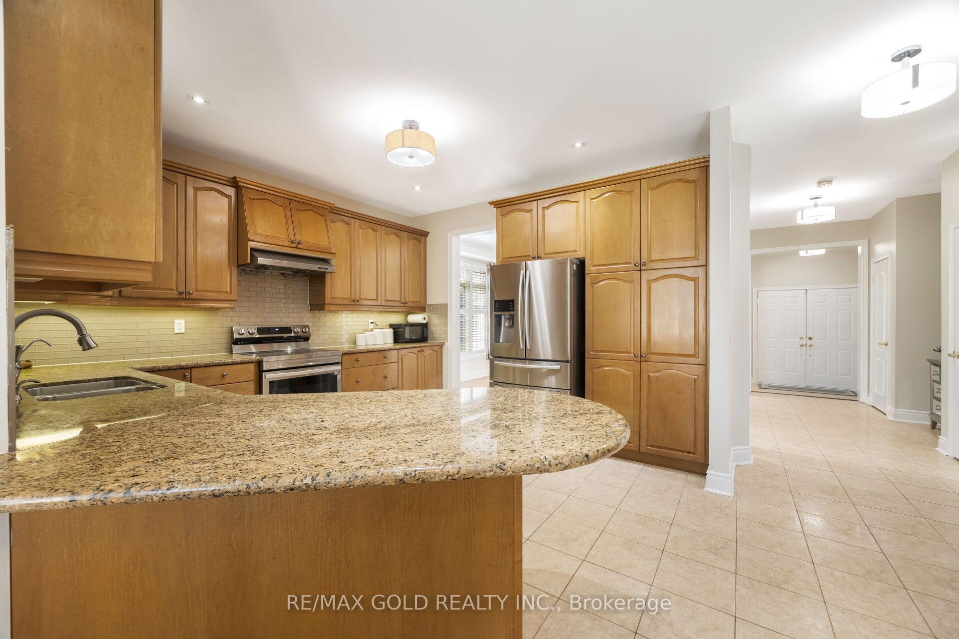 Photo 10 of 19 Eiffel Boulevard, Brampton, Vales of Castlemore North — HOMEH