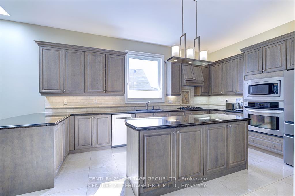 Photo 8 of 3 Nova Scotia Road, Brampton, Bram West — HOMEH