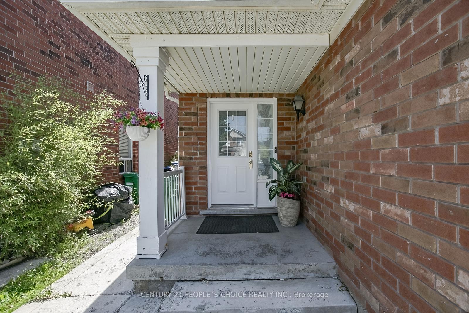 Photo 5 of 47 Garibaldi Drive, Brampton, Fletcher's Meadow — HOMEH