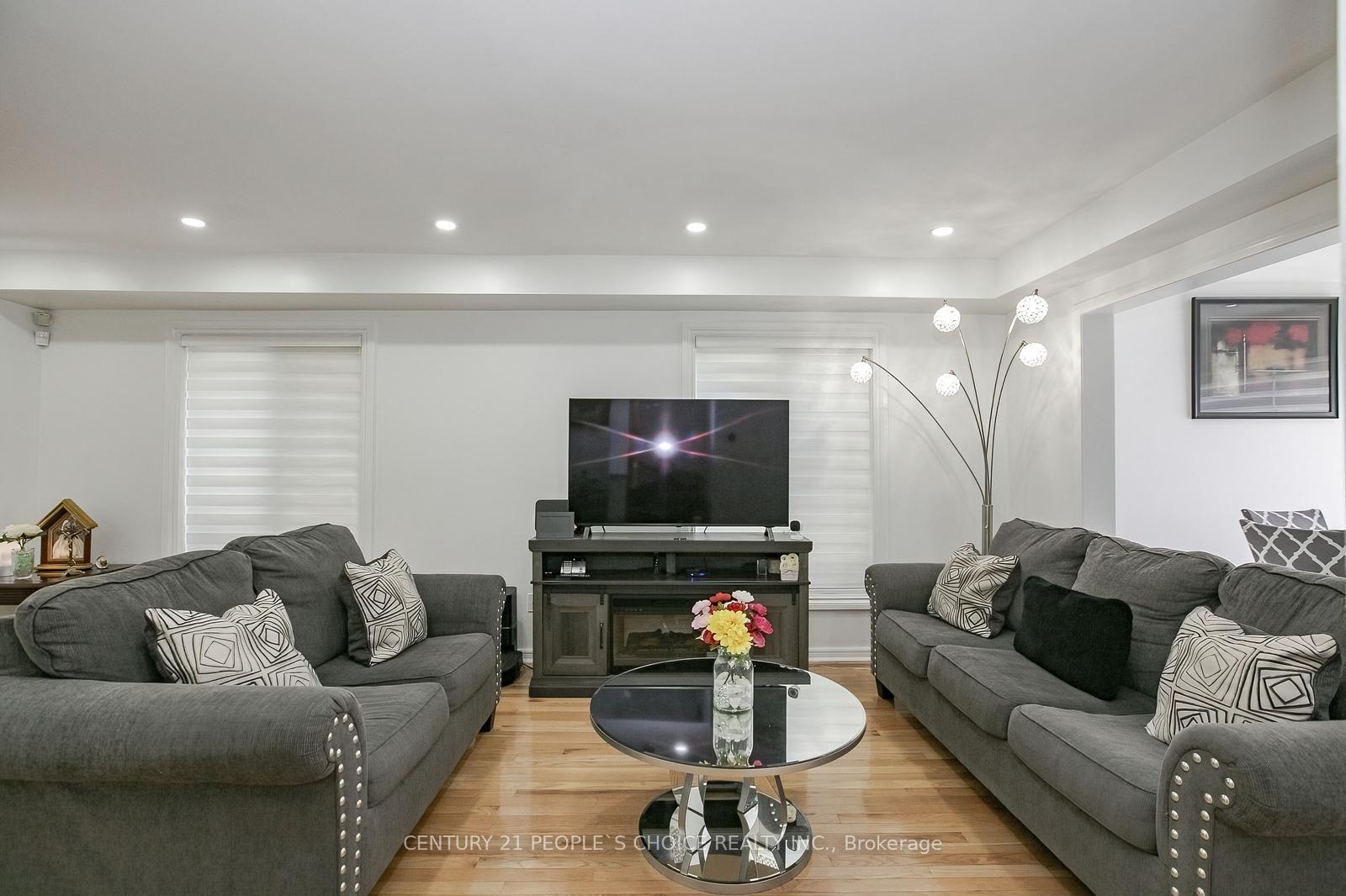 Photo 10 of 47 Garibaldi Drive, Brampton, Fletcher's Meadow — HOMEH
