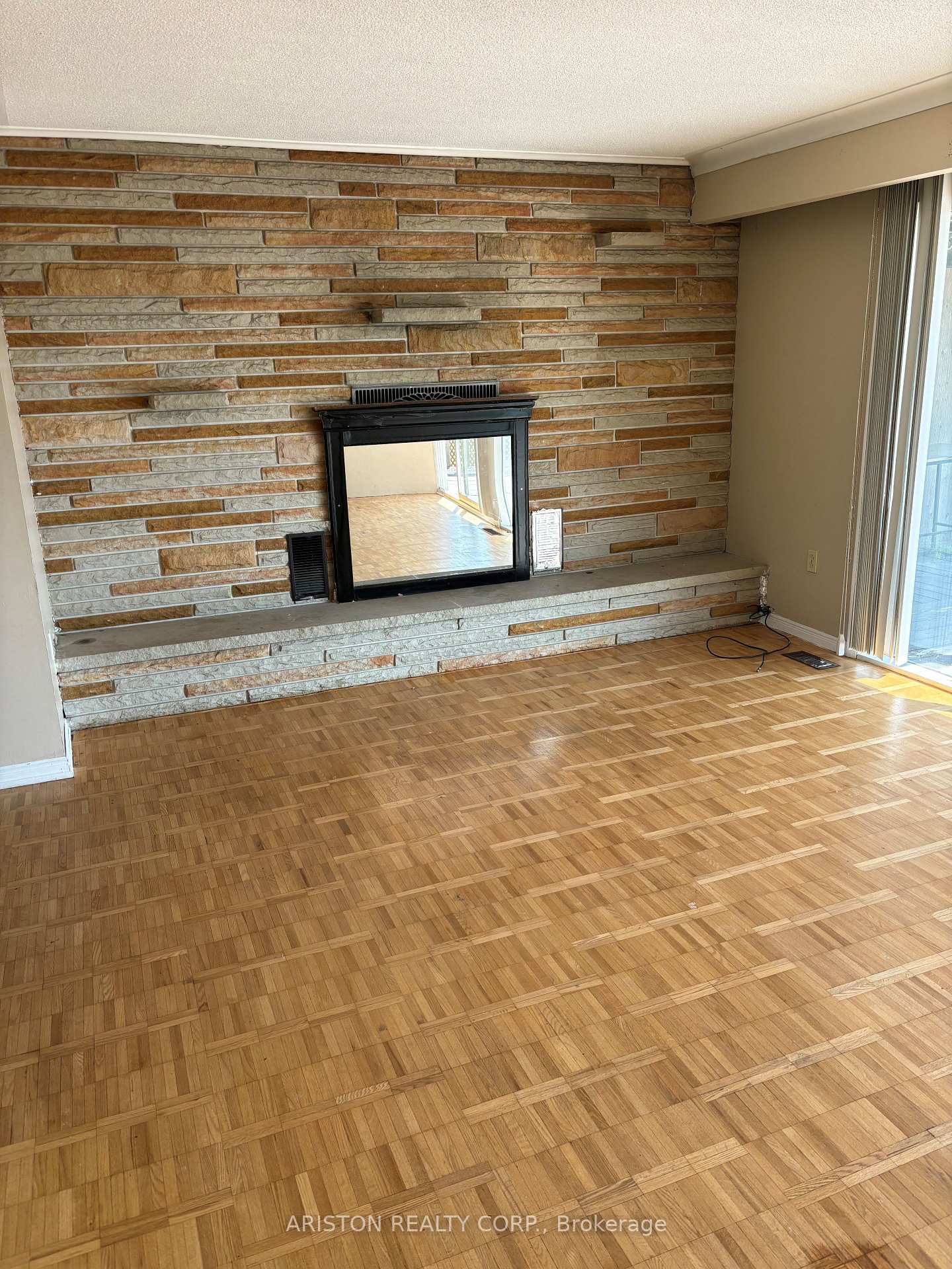 Photo 5 of 9361 Goreway Drive, Brampton, Goreway Drive Corridor — HOMEH