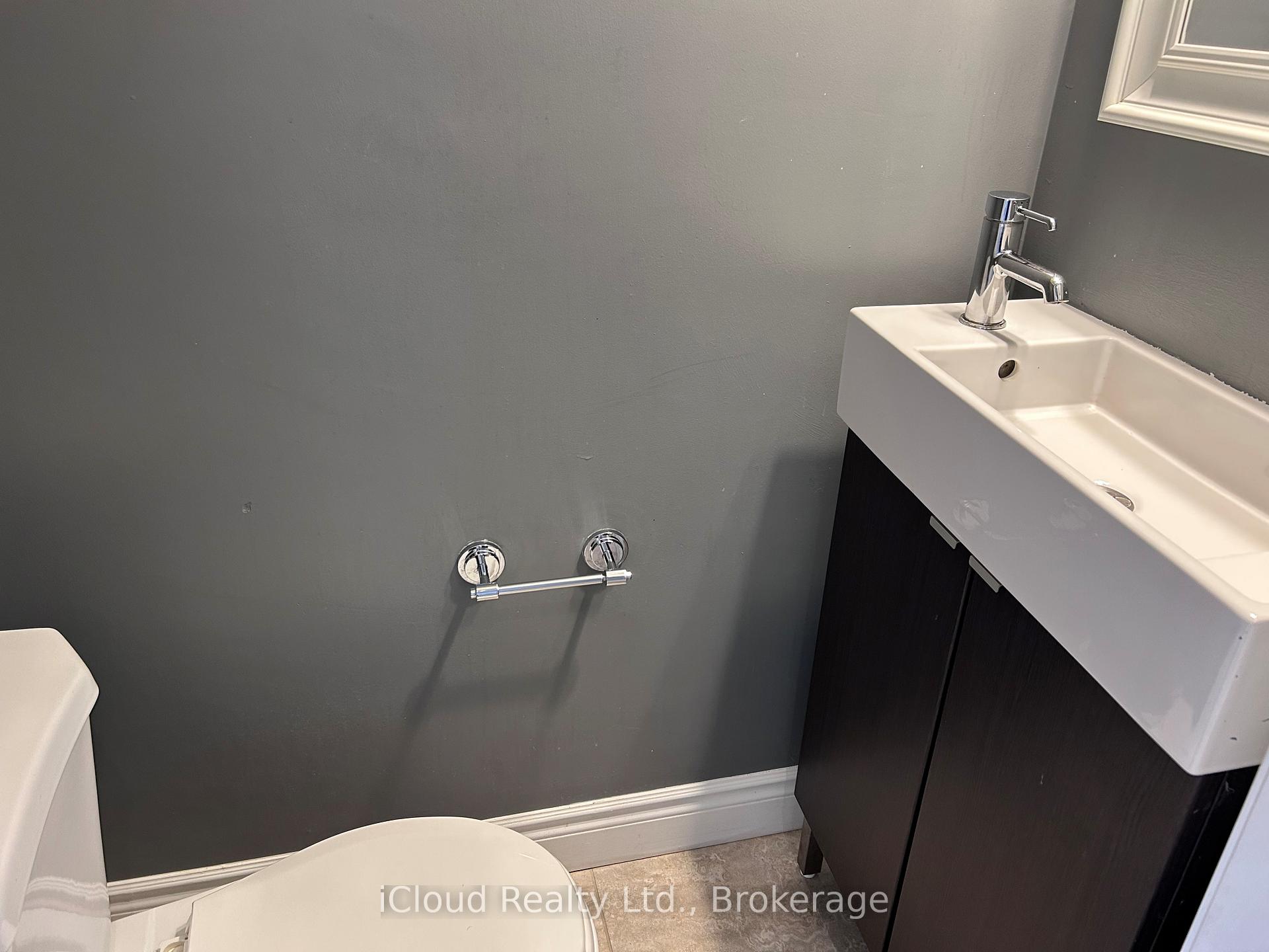 Photo 3 of 2 Tropical Court, Brampton, Heart Lake West — HOMEH