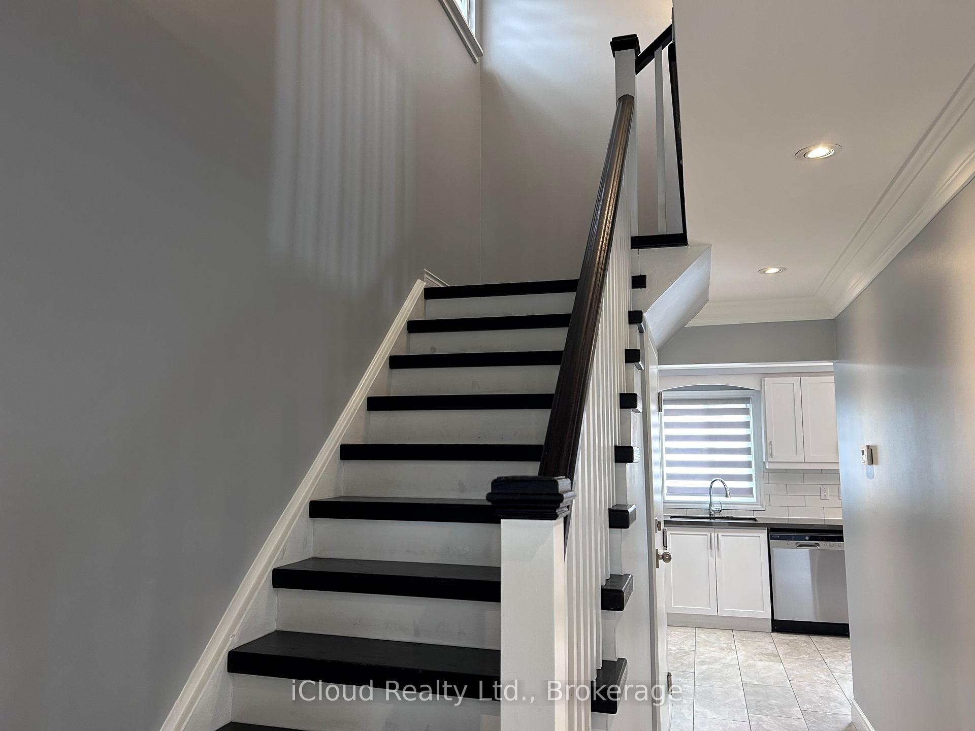 Photo 4 of 2 Tropical Court, Brampton, Heart Lake West — HOMEH