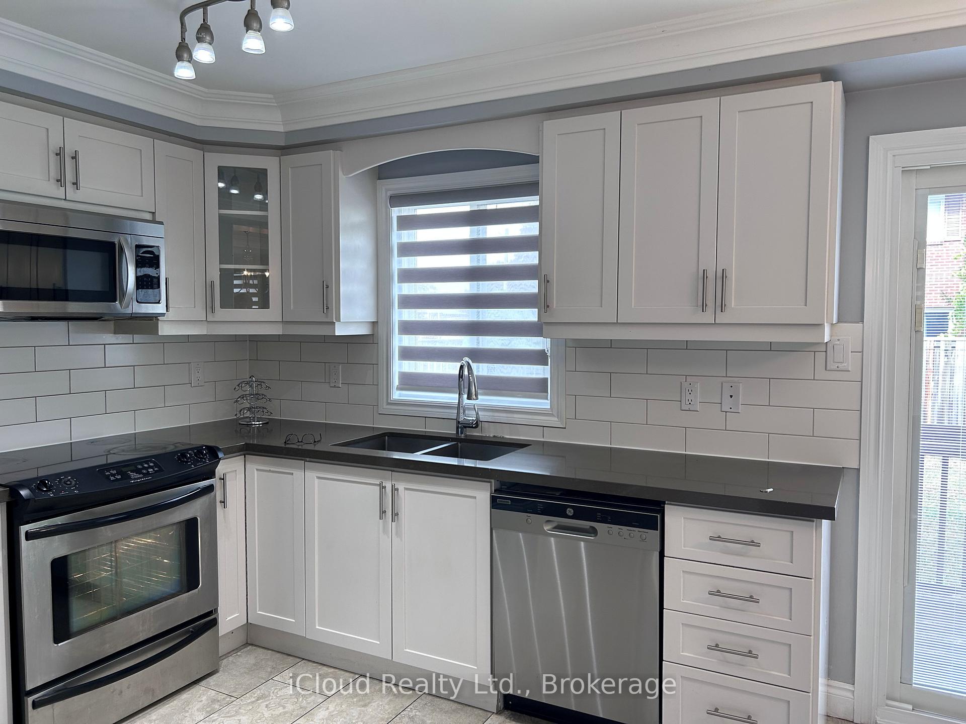 Photo 8 of 2 Tropical Court, Brampton, Heart Lake West — HOMEH