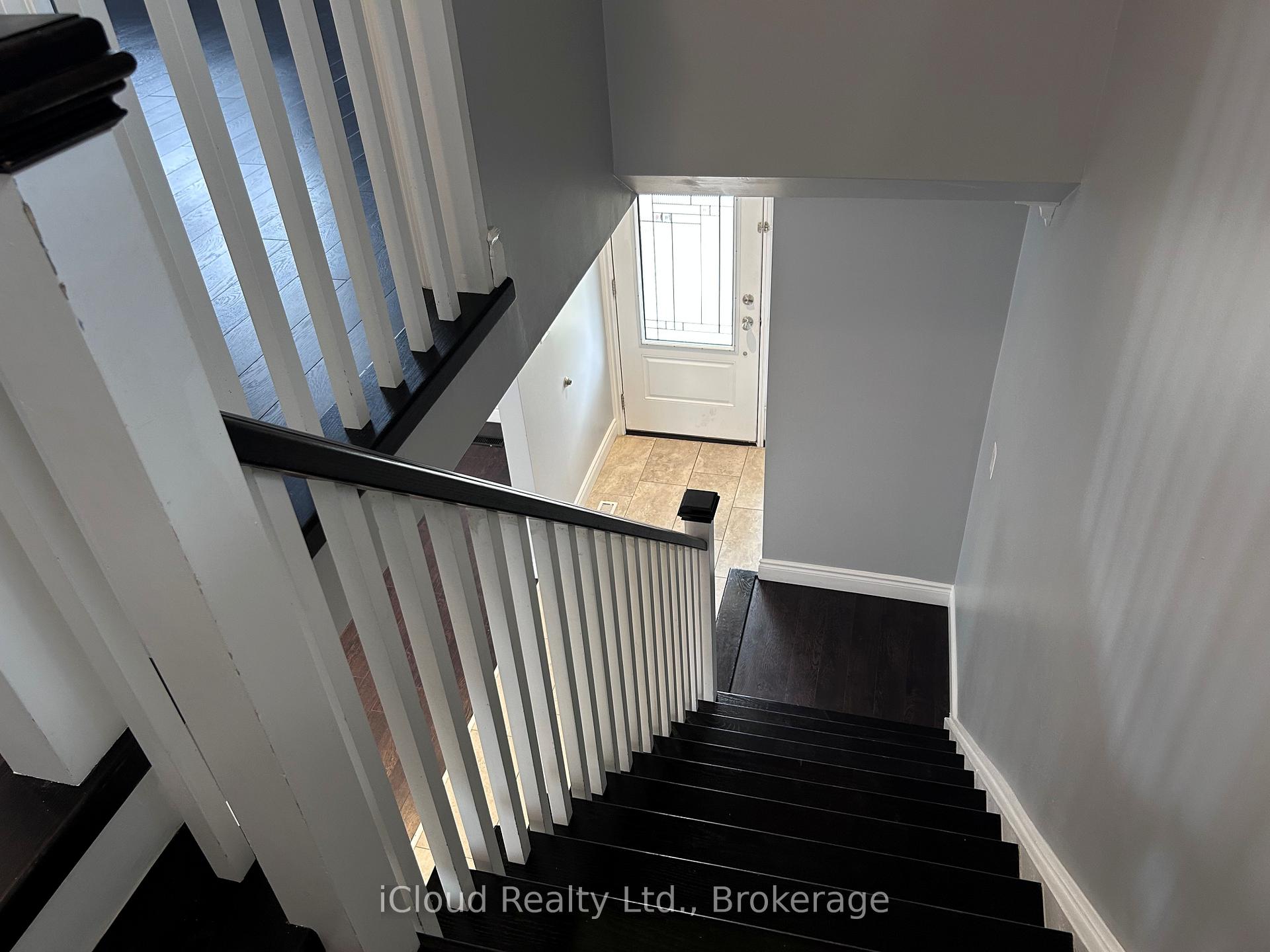 Photo 10 of 2 Tropical Court, Brampton, Heart Lake West — HOMEH