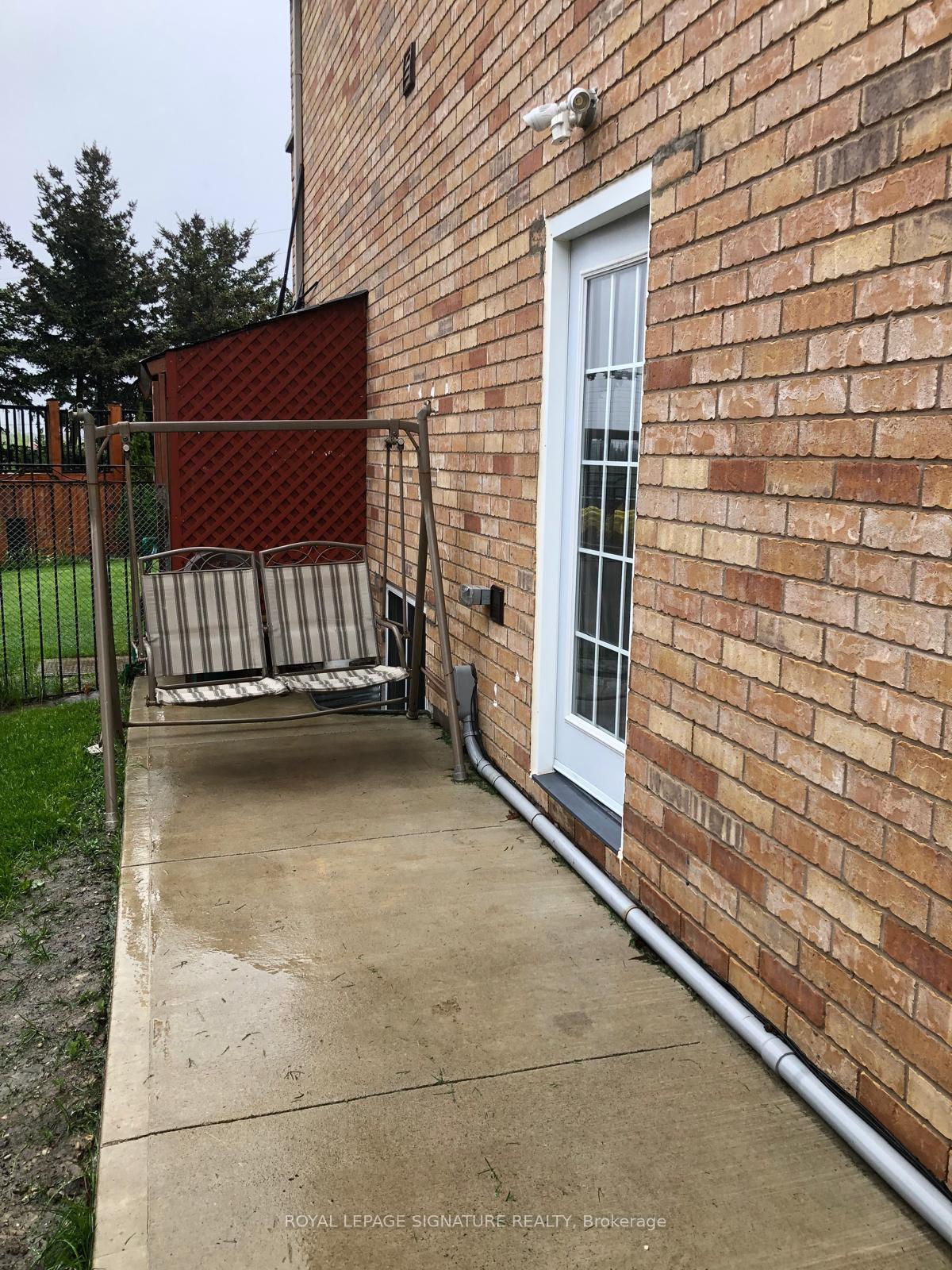 Photo 11 of 51 Farthingale Crescent, Brampton, Fletcher's Meadow — HOMEH