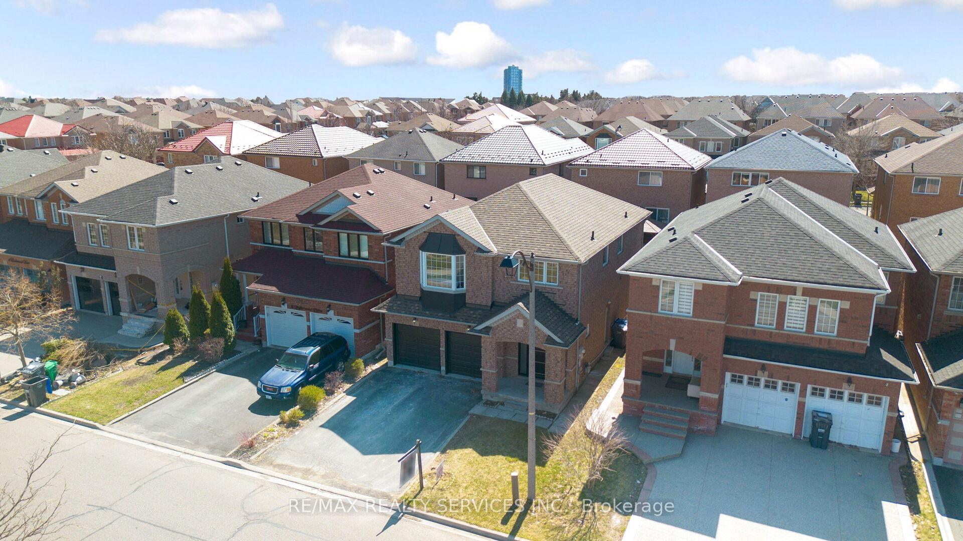 Photo 3 of 10 Linderwood Drive, Brampton, Fletcher's Meadow — HOMEH