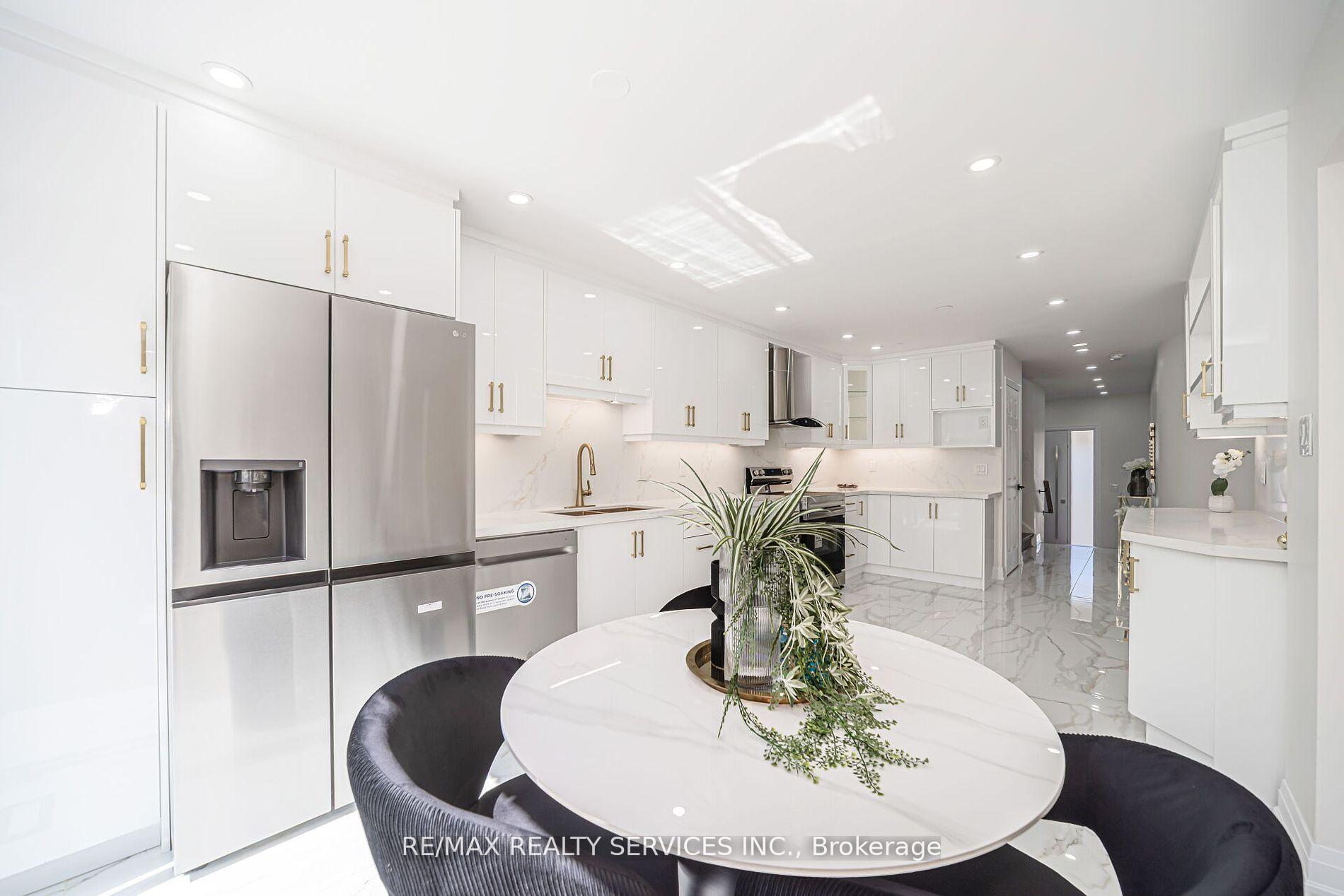 Photo 12 of 10 Linderwood Drive, Brampton, Fletcher's Meadow — HOMEH