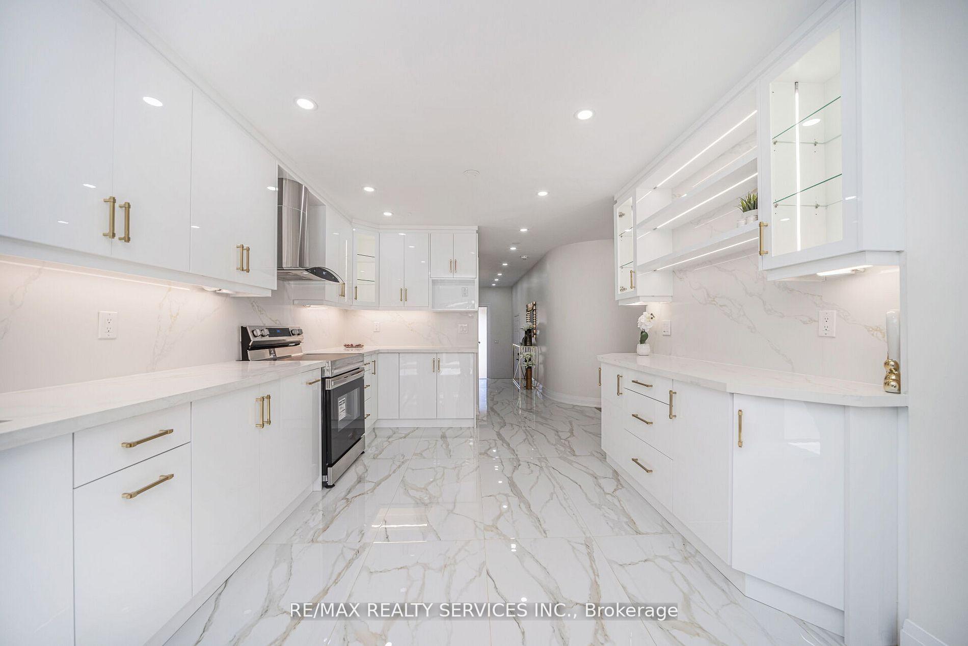 Photo 13 of 10 Linderwood Drive, Brampton, Fletcher's Meadow — HOMEH